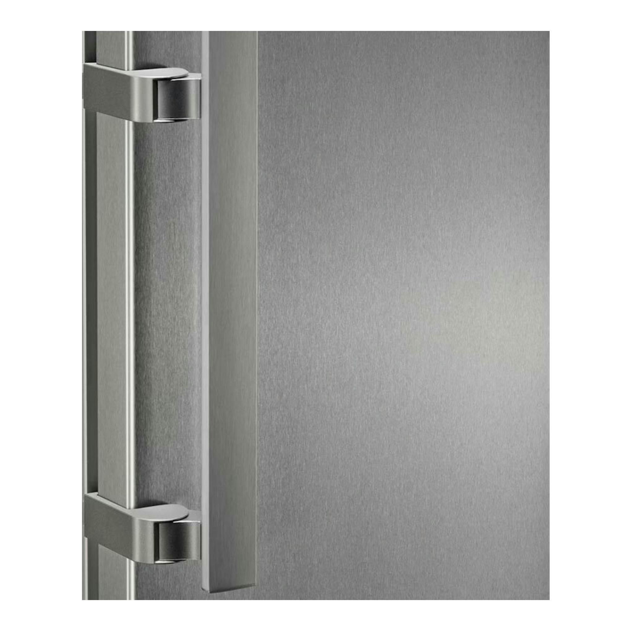 Frigorífico Electrolux LRS3DE39U inox, primer plano frontal de la puerta con asa y bisagras plateadas.