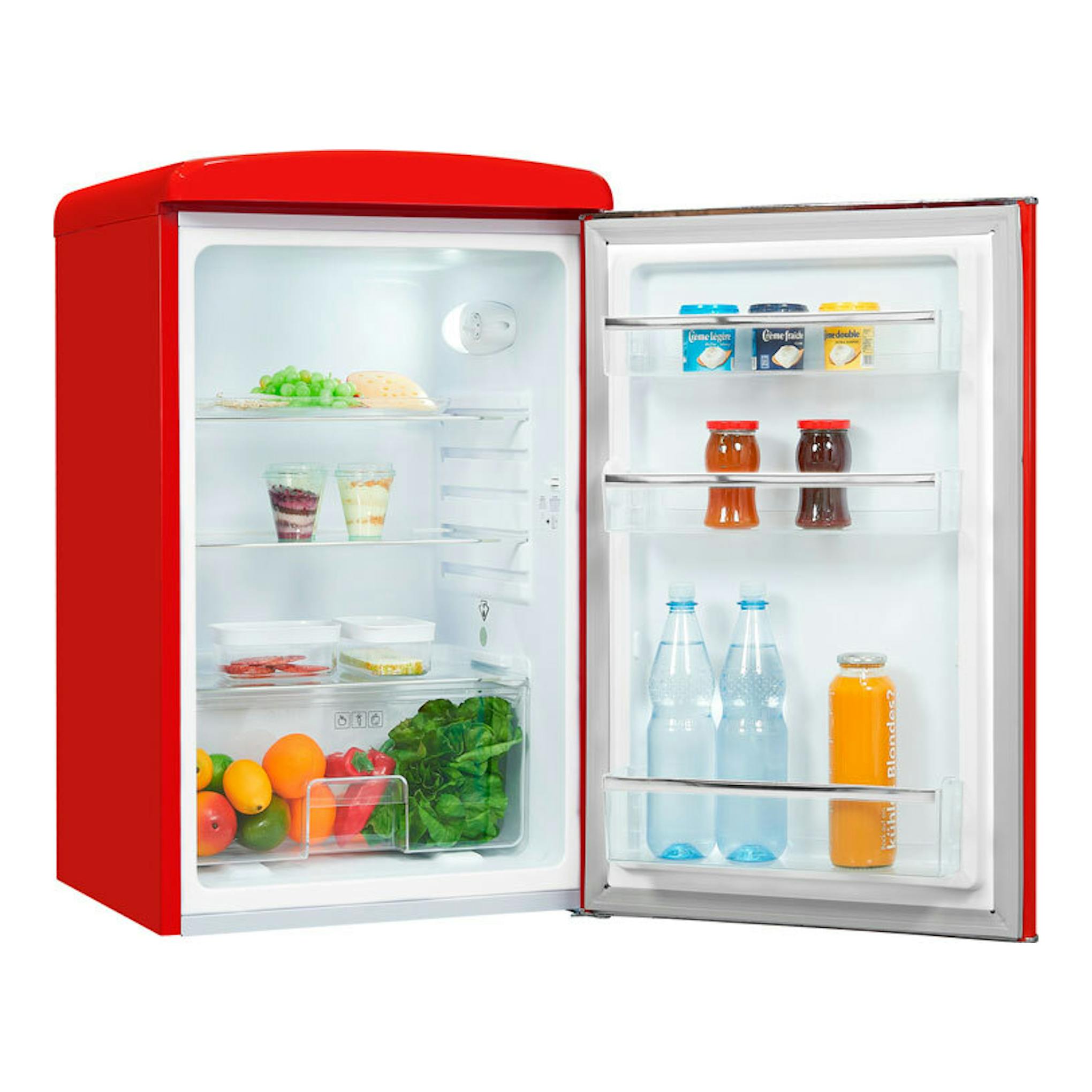 Frigorífico Exquisit RKS120-V-H-160E rojo, visto de frente y con la puerta abierta, mostrando estantes y alimentos.