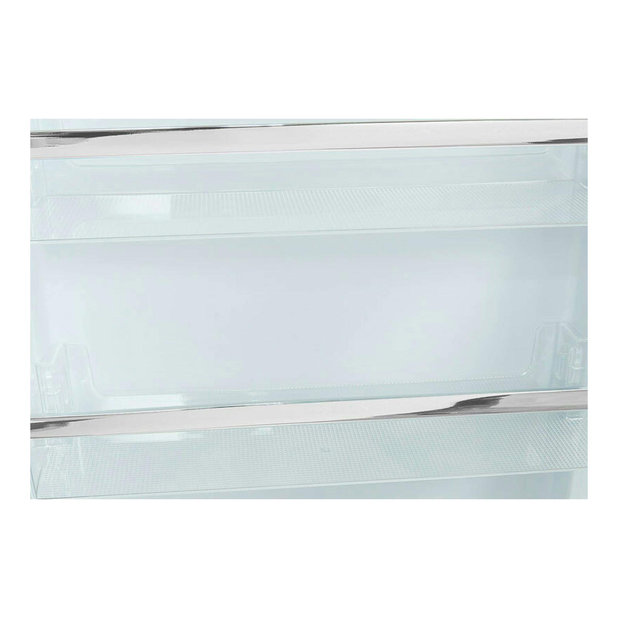 Primer plano del interior de un frigorífico Exquisit RKS120-V-H-160E, con baldas transparentes.