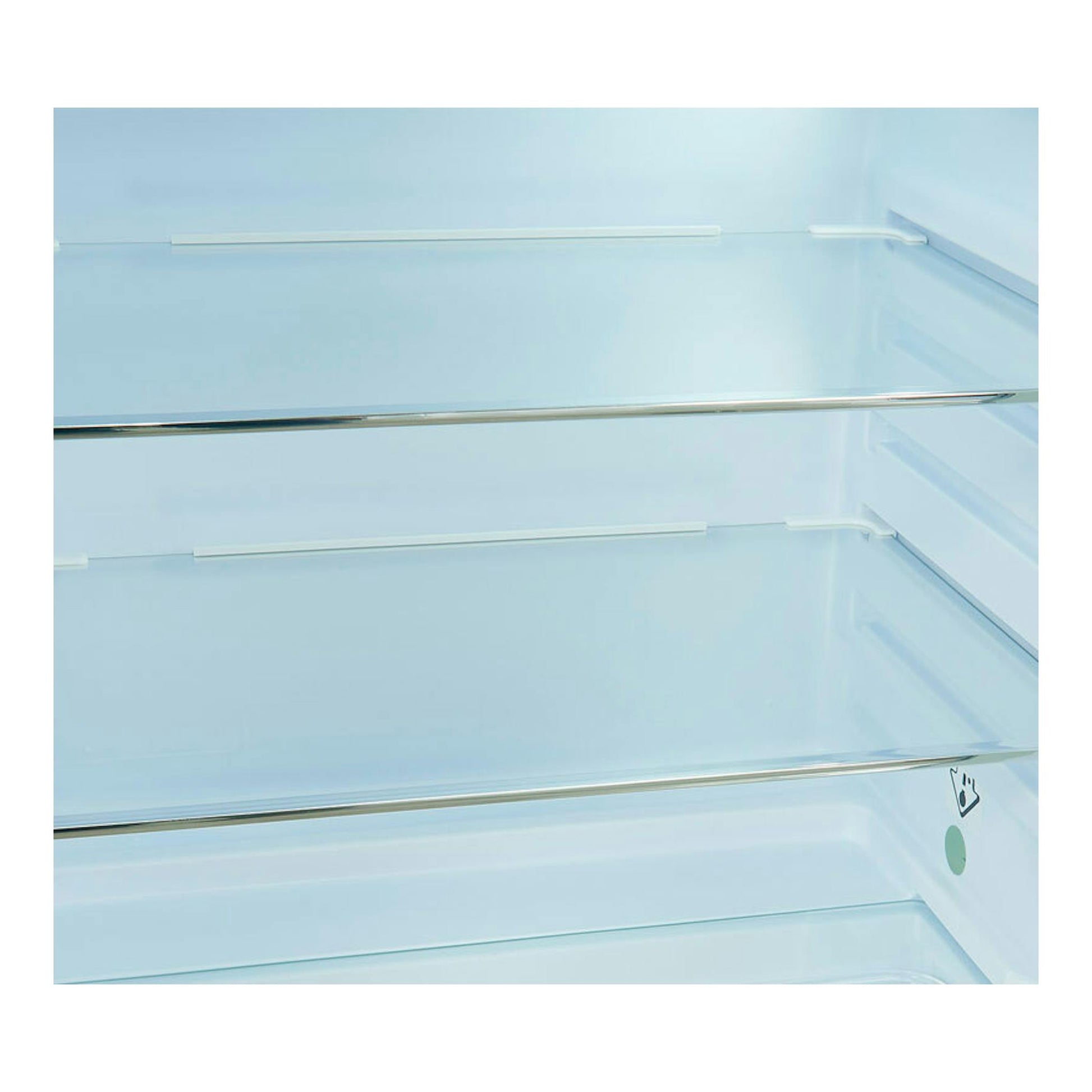 Interior de frigorífico blanco con baldas de cristal, vista frontal del compartimento vacío.