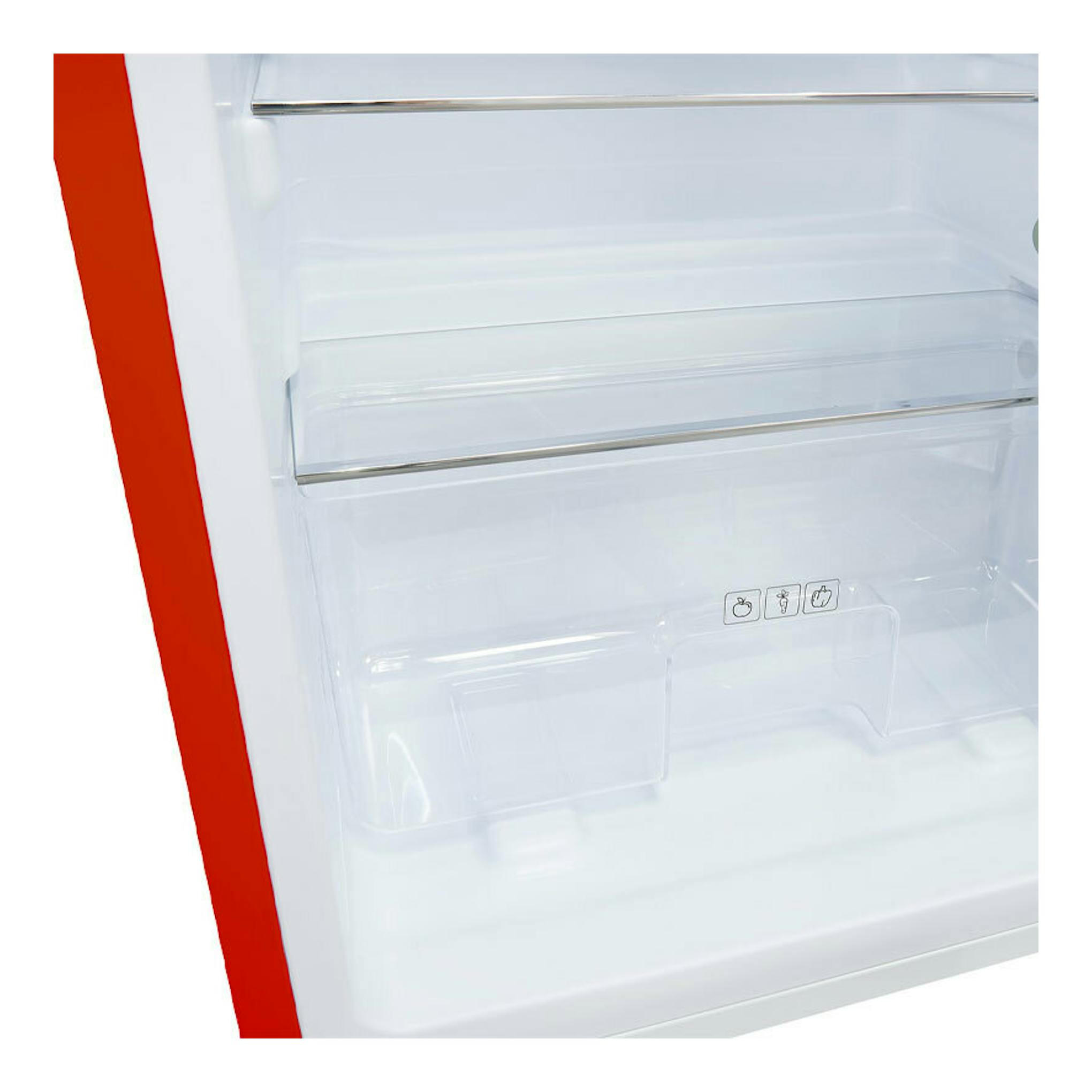 Frigorífico Exquisit RKS325-V-H-160E rojo, vista interior en primer plano con baldas transparentes y borde lateral rojo.