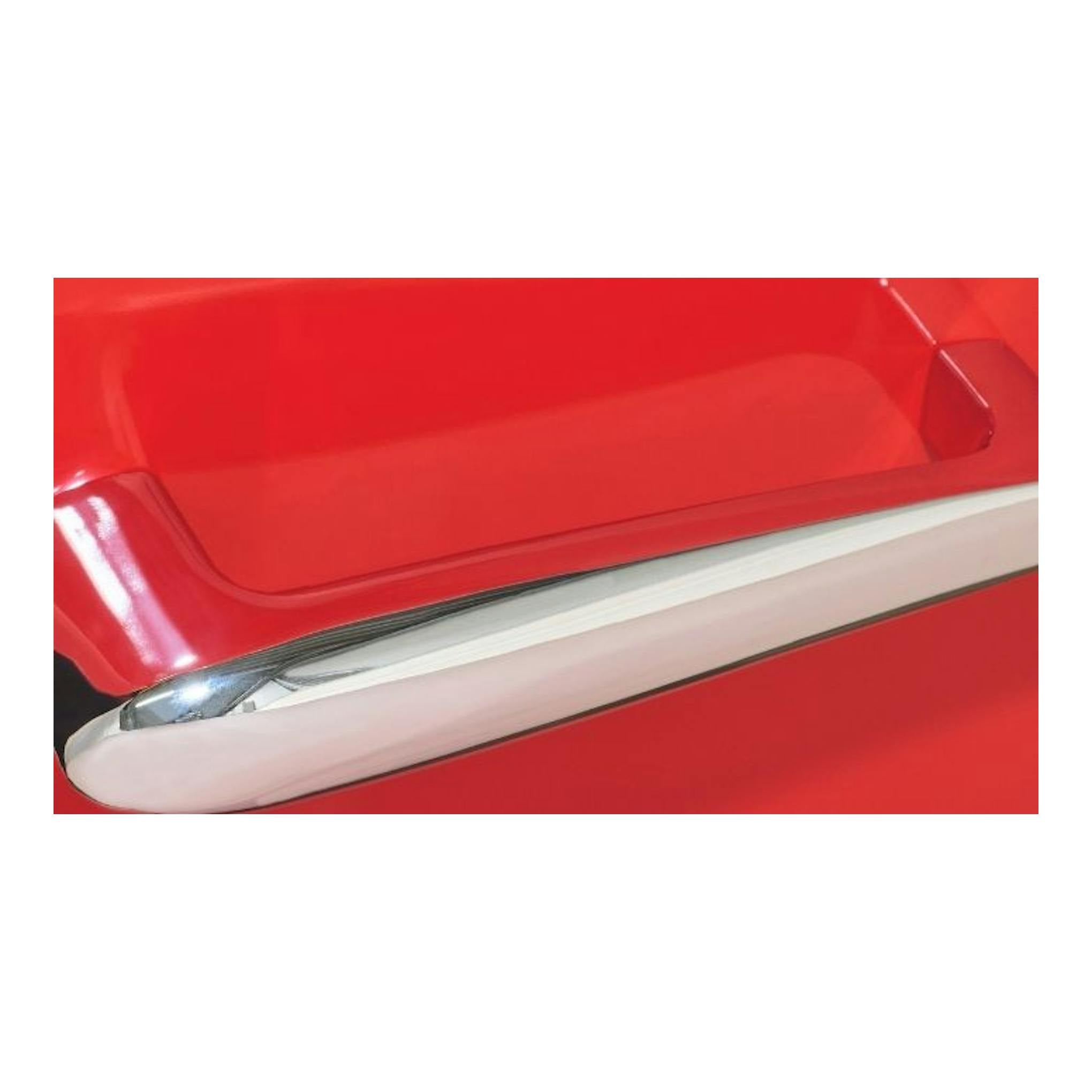 Primer plano del tirador de un frigorífico rojo Exquisit RKS325-V-H-161E.