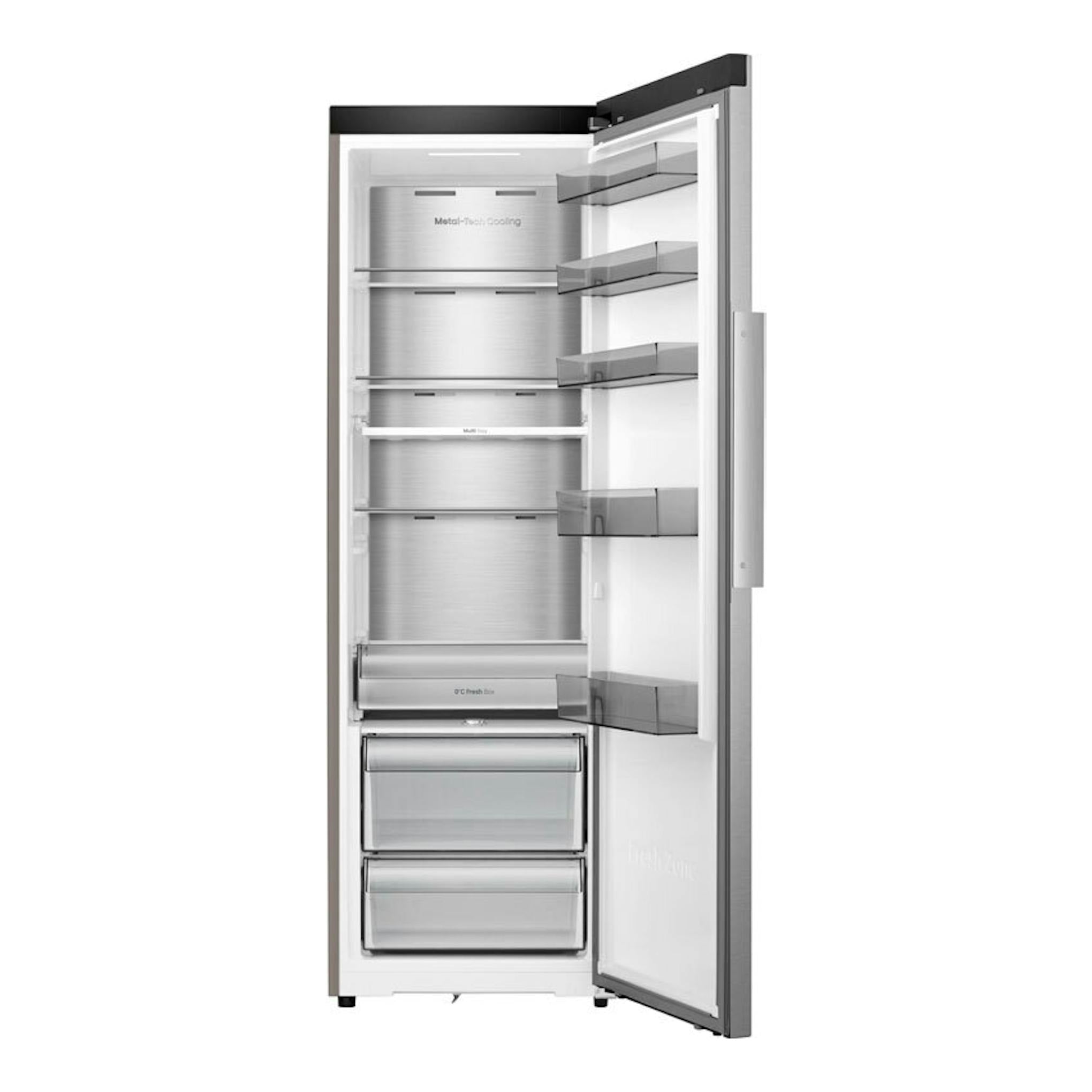 Frigorífico Hisense RL3K370SAIE inox, vista frontal en tres cuartos, con la puerta abierta y baldas interiores.