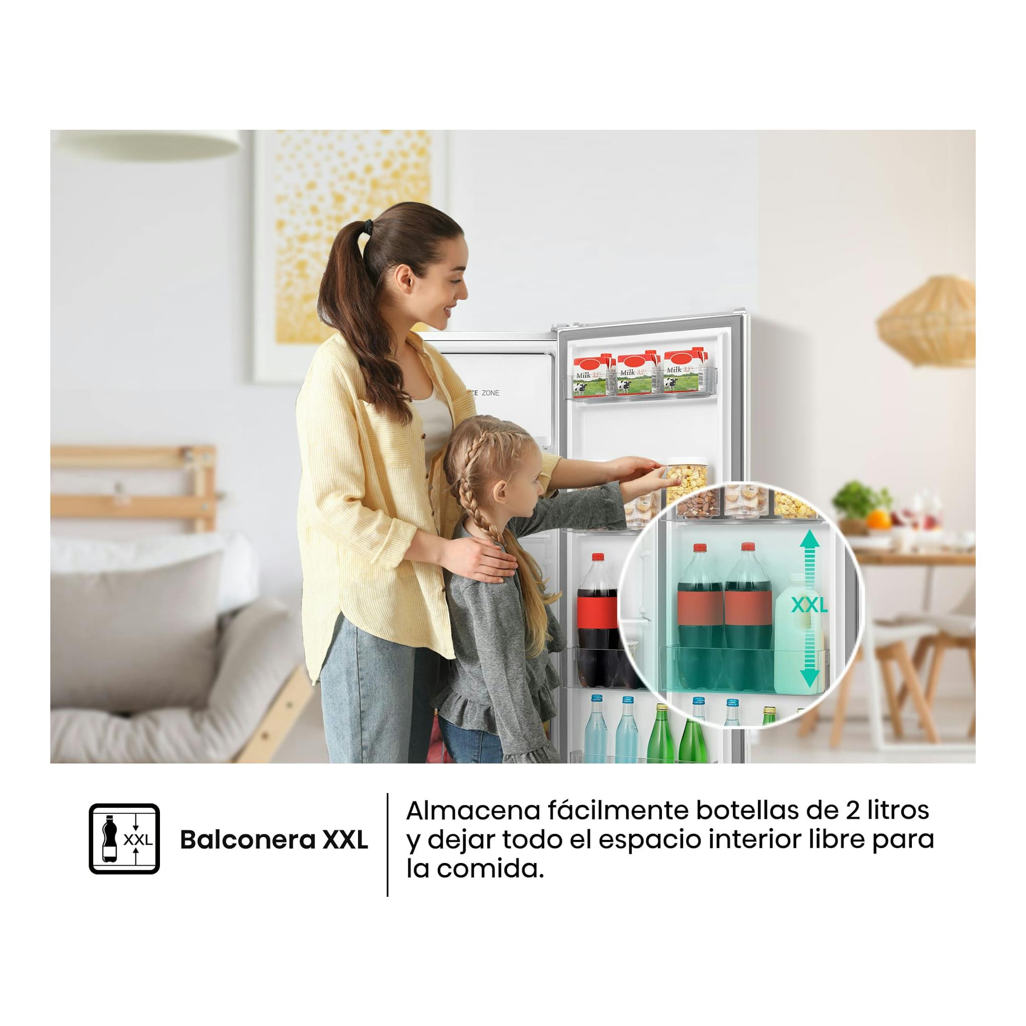 Frigorífico blanco Hisense RR220D4BWE abierto, con mujer y niña guardando alimentos y balconera XXL.