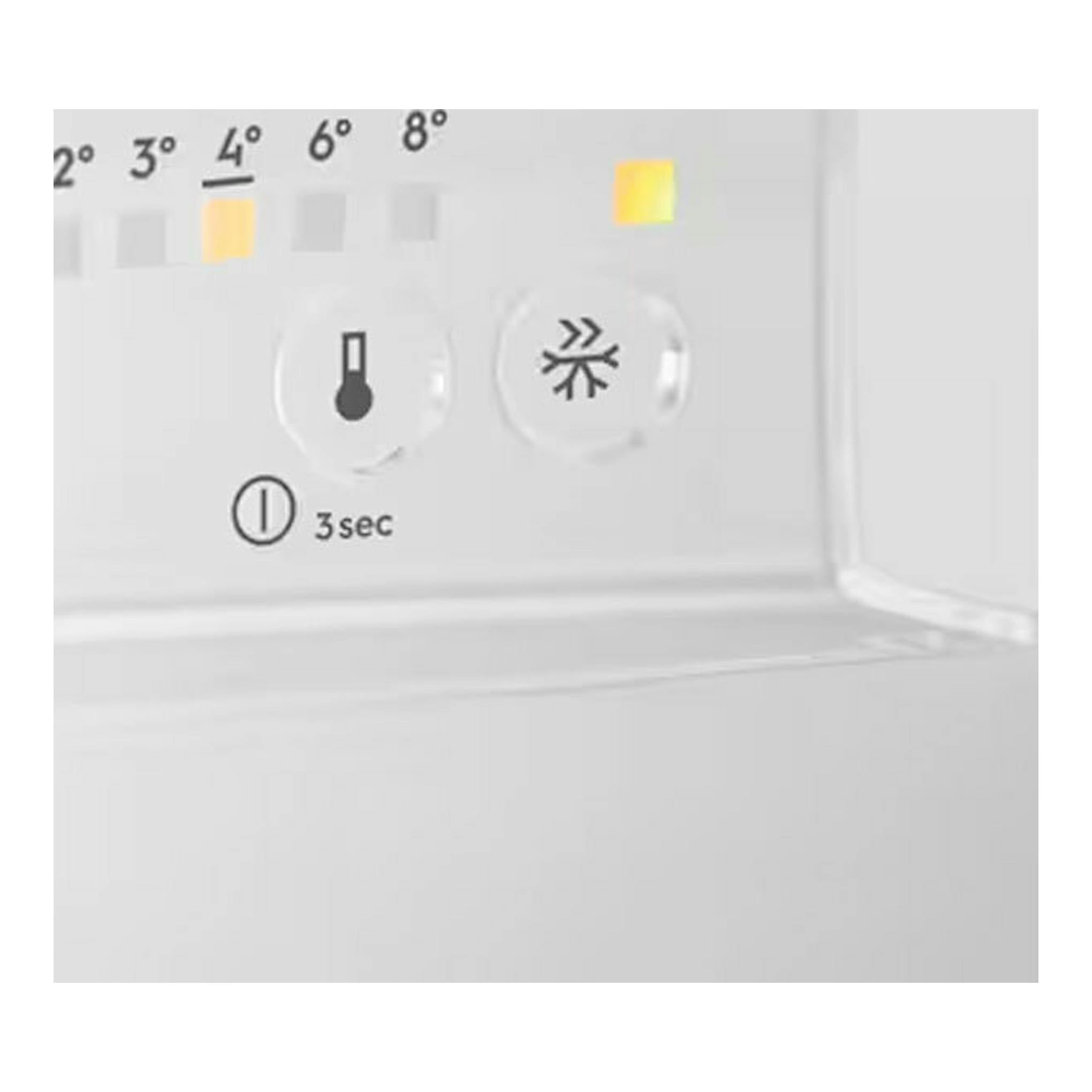 Frigorífico AEG OSF6I82EF, vista frontal en detalle del panel blanco con temperaturas de 2° a 8°.