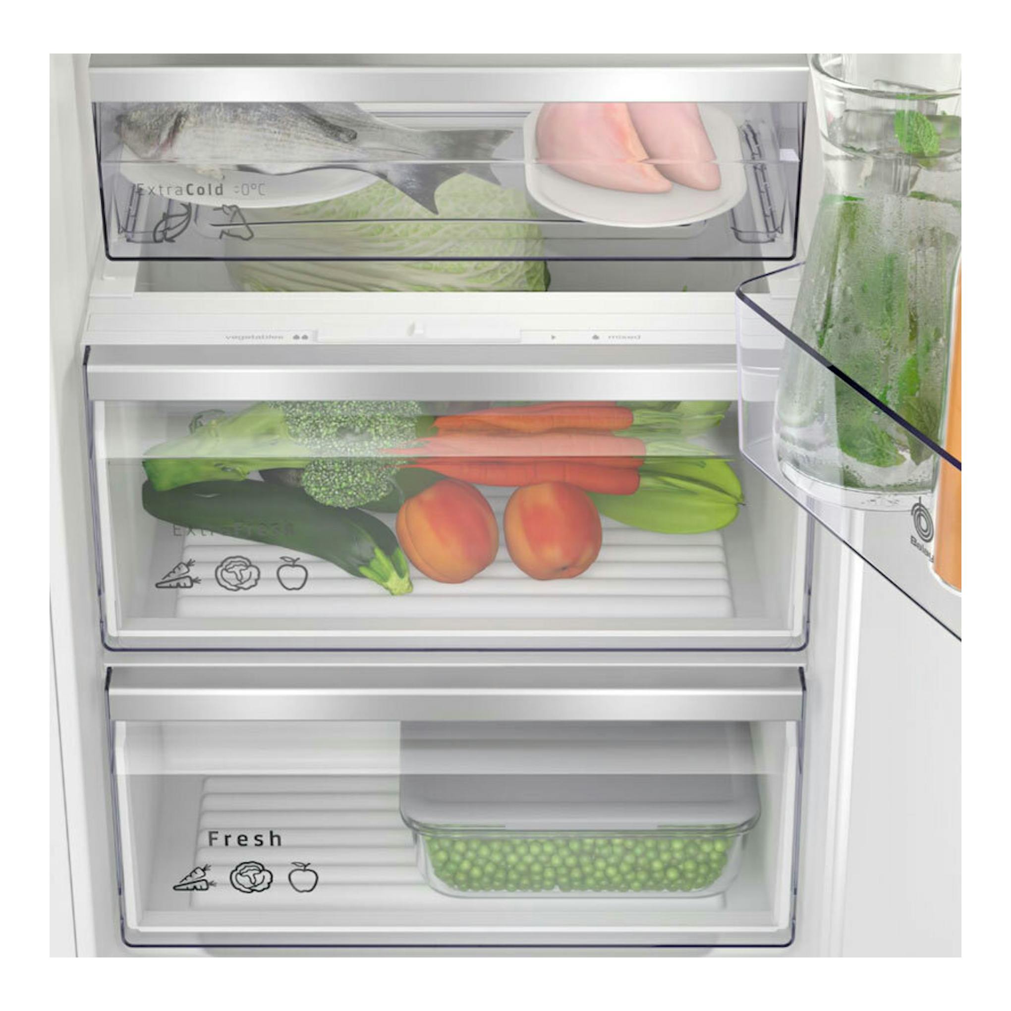 Frigorífico integrable Balay 3FID737S, vista frontal interior con cajones transparentes y alimentos frescos.