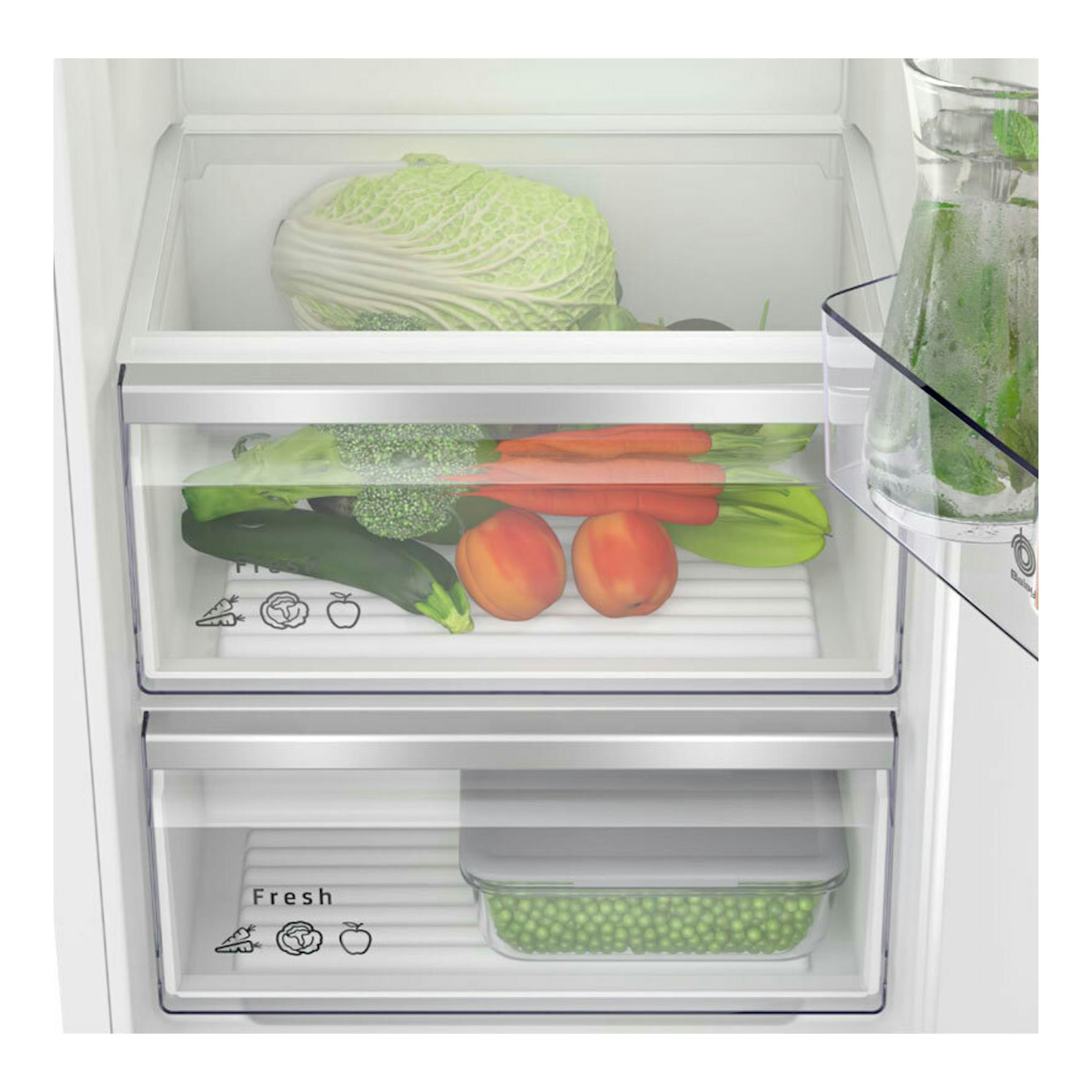 Interior frontal de frigorífico integrable Balay 3FIE734S en blanco, con cajones y verduras.
