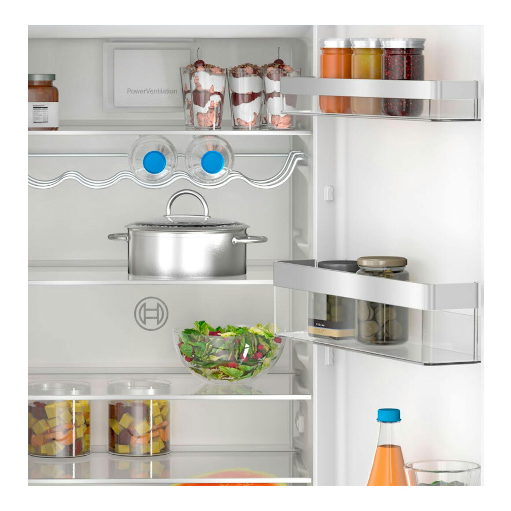 Interior de frigorífico integrable Bosch KIL82VFE0, vista frontal abierta, con estantes y alimentos.