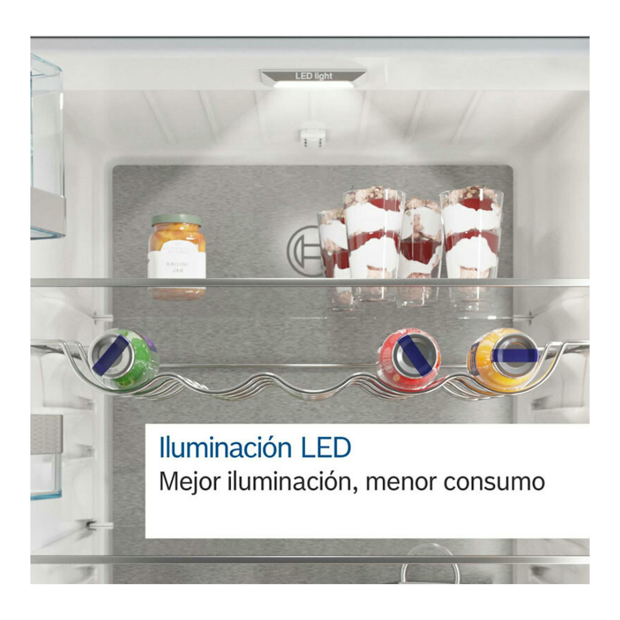 Interior de frigorífico Bosch KIR81ADD0, vista frontal con iluminación LED y estantes con vasos y tarros.