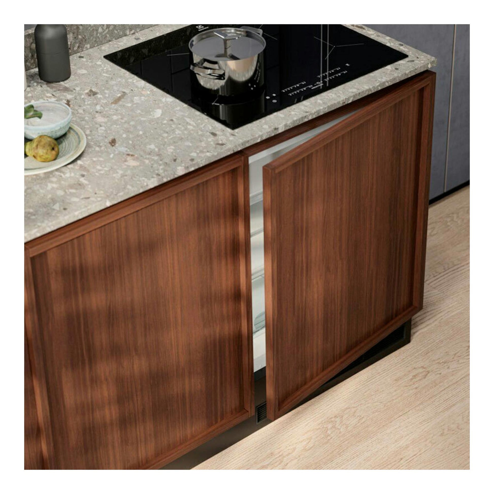 Frigorífico integrable Electrolux ESB2AE82S, empotrado bajo encimera, con puerta de madera abierta.