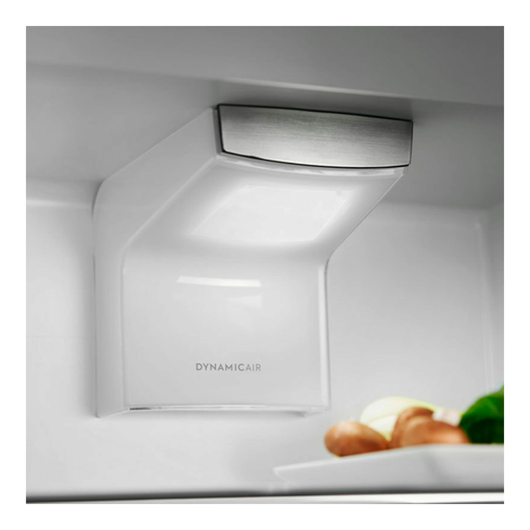 Frigorífico integrable Electrolux LRB3DE18S, vista interior blanca con módulo DynamicAir y alimentos en una balda.