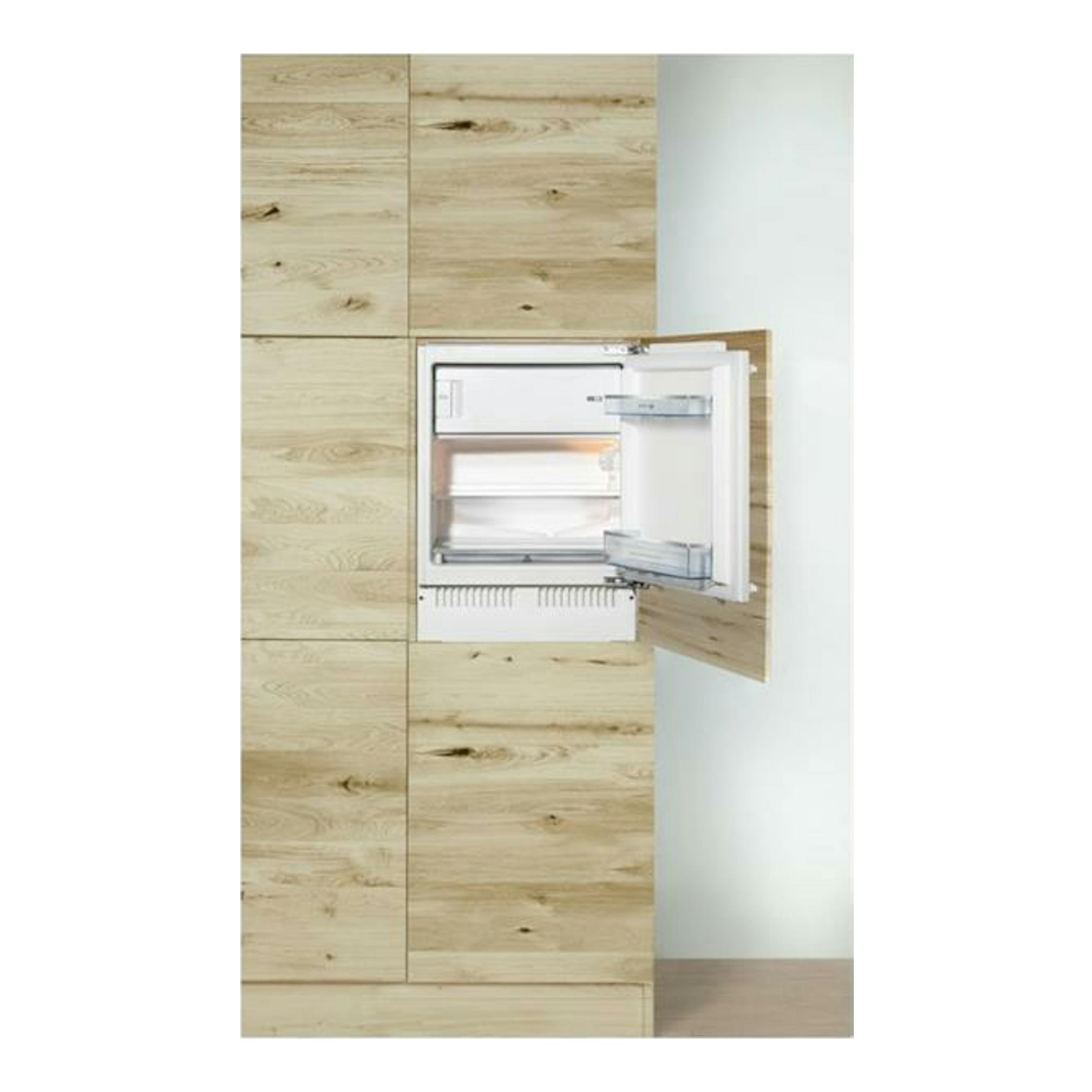 Frigorífico integrable Fagor 3FIS844 blanco, vista frontal, con la puerta abierta en mueble de madera.