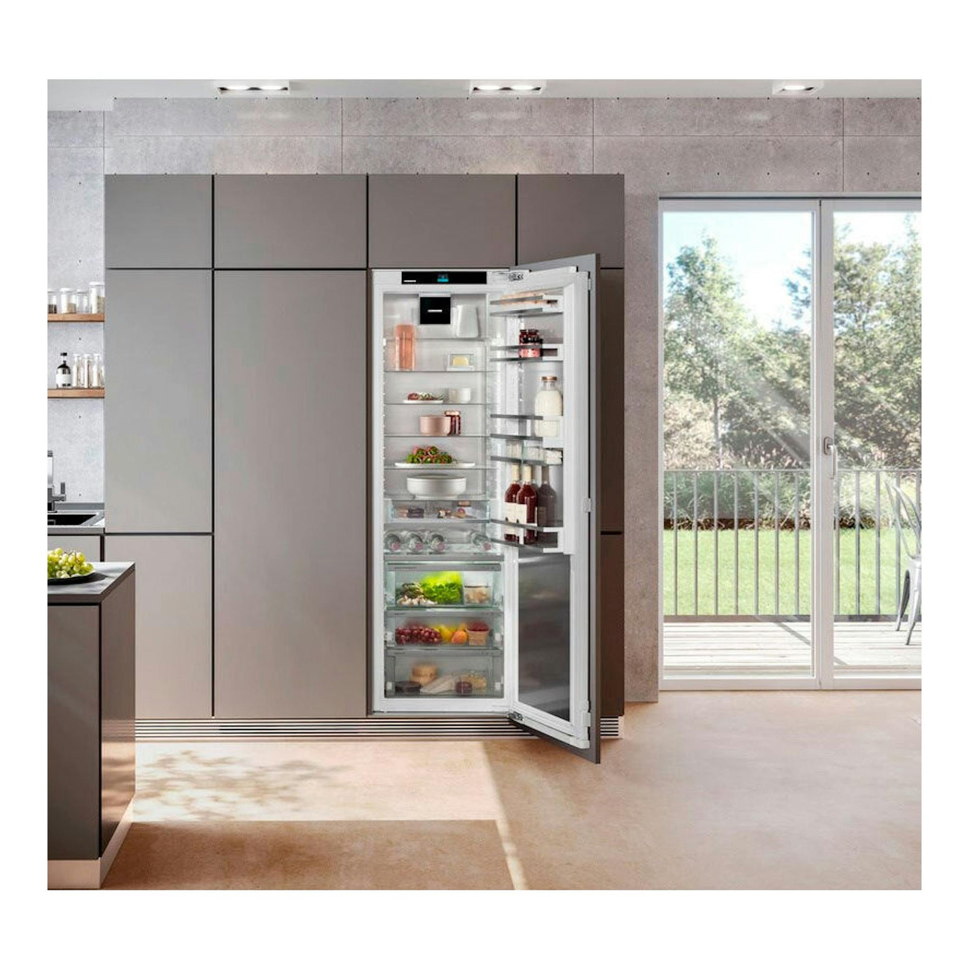 Frigorífico integrable Liebherr IRBAc 5190, vista frontal con puerta abierta e interior blanco en cocina.
