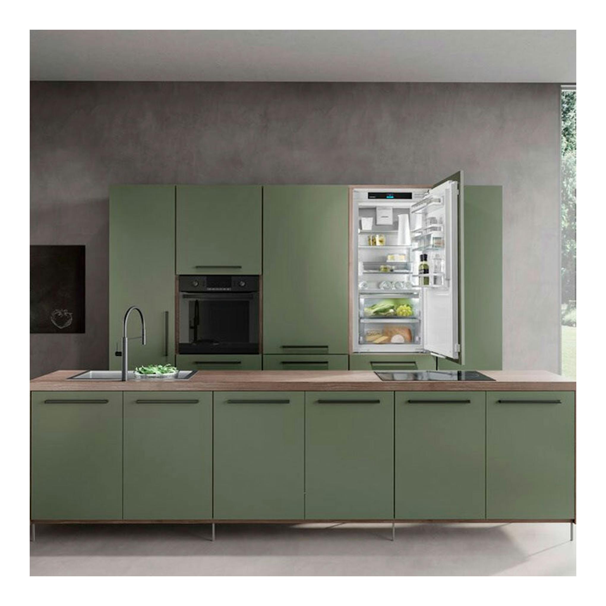 Frigorífico integrable Liebherr IRBci 4150, vista frontal en cocina verde, con puerta abierta e interior visible.