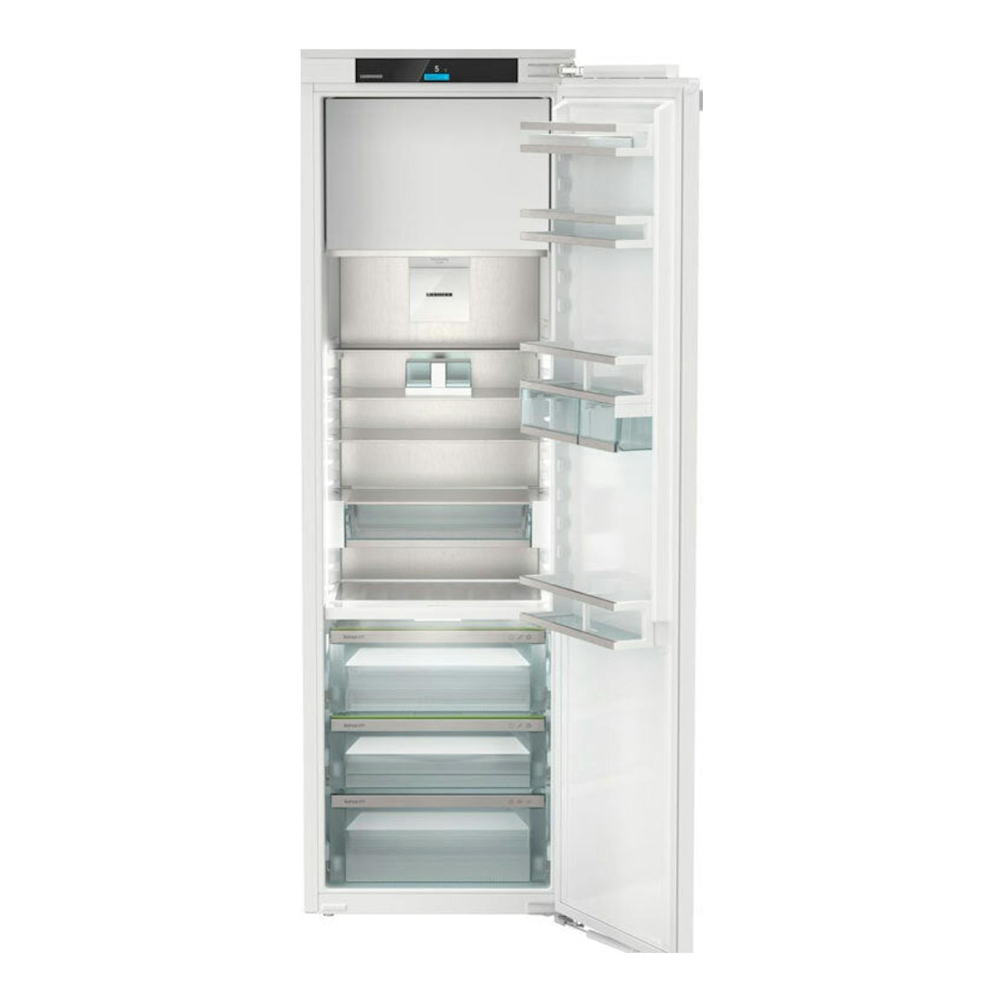 Frigorífico integrable Liebherr IRBci 5151, visto de frente, puerta abierta, interior blanco con baldas de cristal.