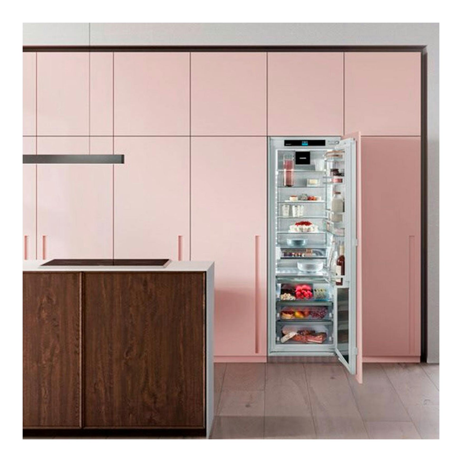 Frigorífico integrable Liebherr IRBci 5180 abierto, vista frontal, en cocina con muebles rosa.