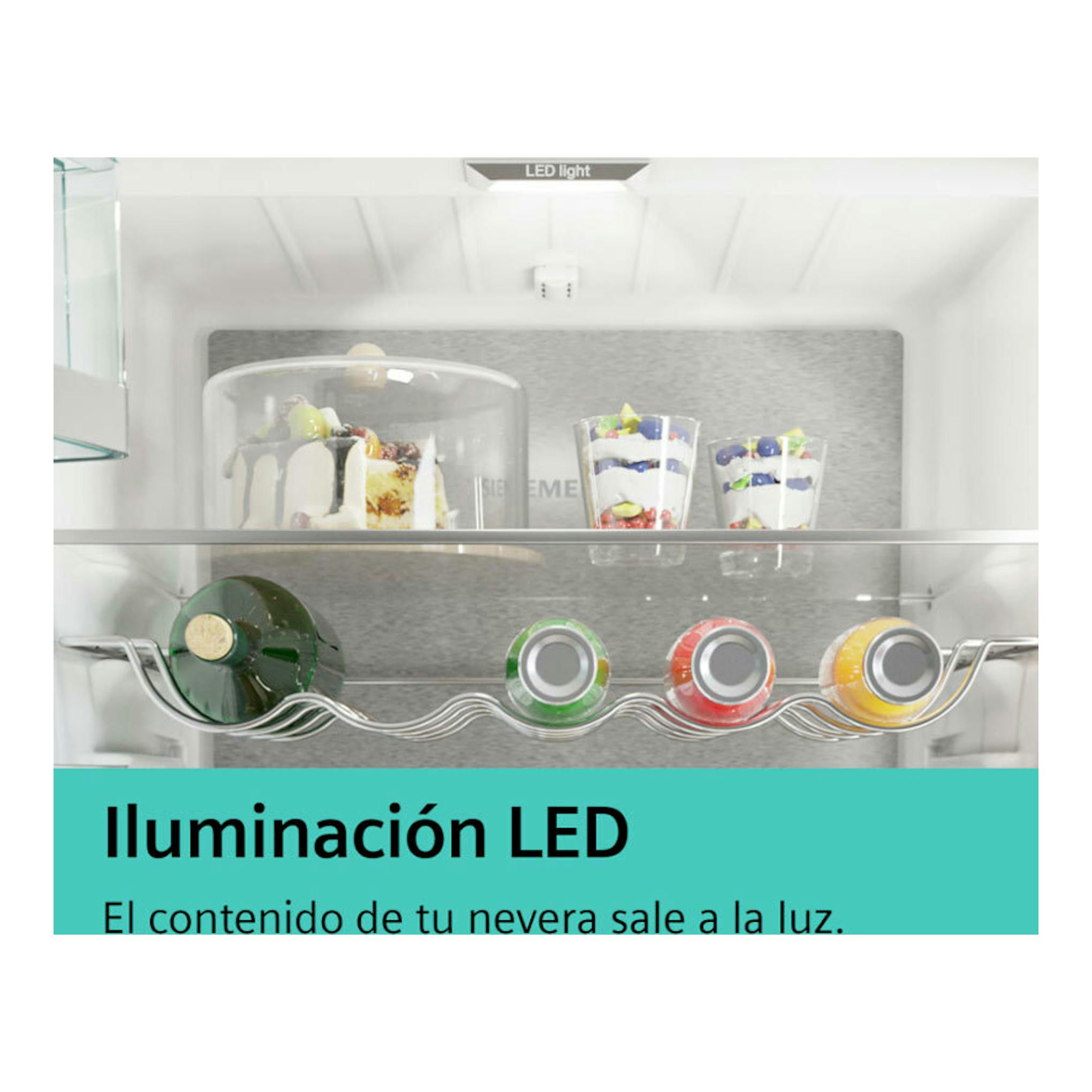 Interior de frigorífico Siemens KI81RADD0, vista frontal, con iluminación LED, postres y botellas en las baldas.