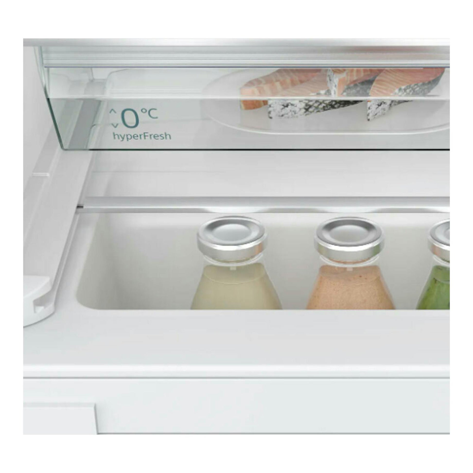 Frigorífico integrable Siemens KU21RADE0, vista interior frontal blanca con cajón HyperFresh y botellas.