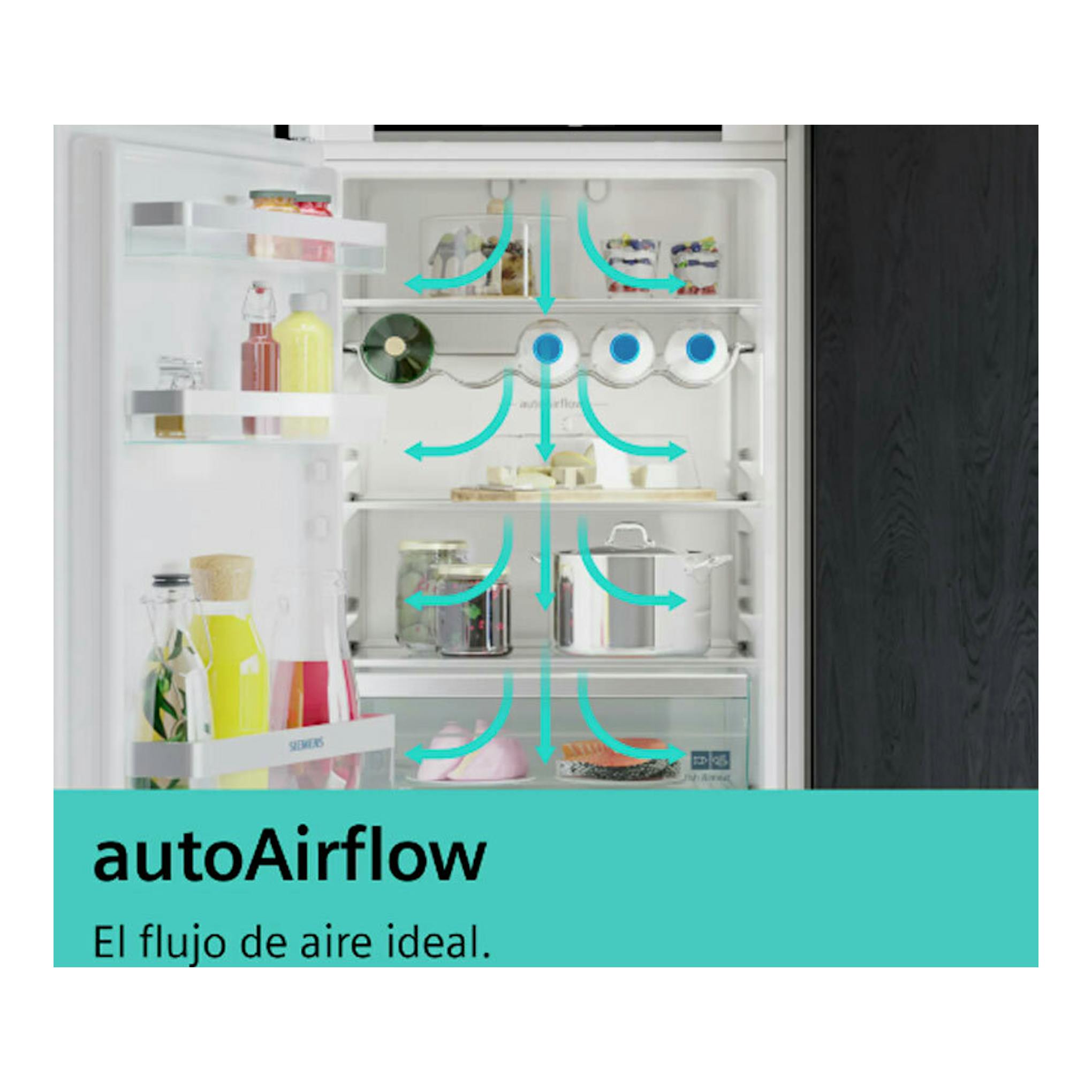 Frigorífico integrable Siemens KU21RADE0, interior abierto con estantes y flechas azules de autoAirflow.