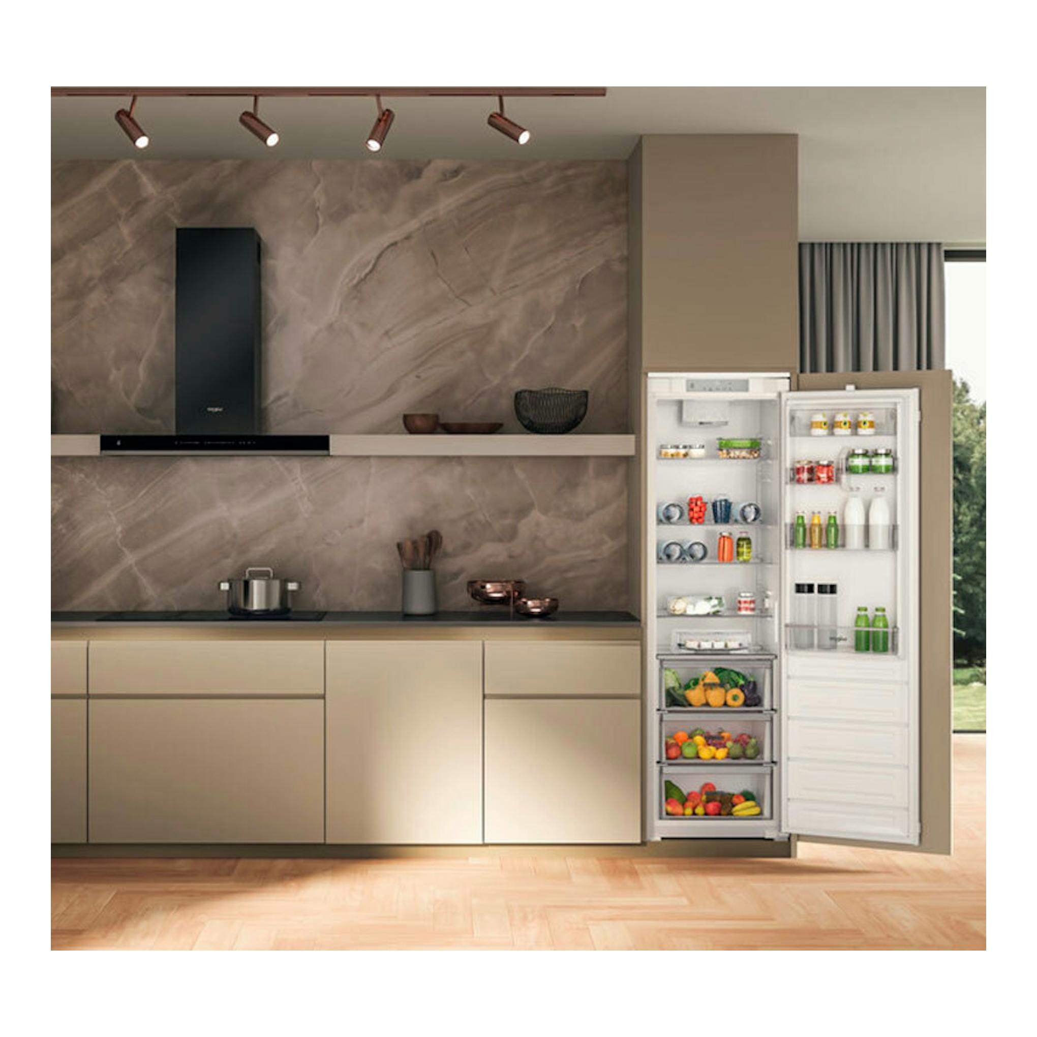 Frigorífico integrable Whirlpool WHSD18A013C1, blanco, visto de frente con la puerta abierta en una cocina moderna.