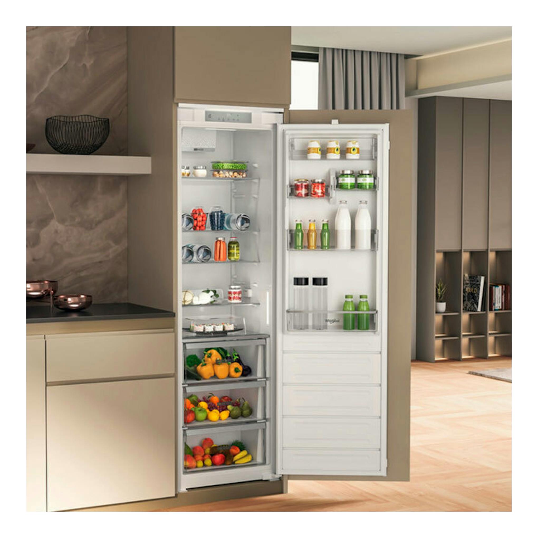 Frigorífico integrable Whirlpool WHSD18A013C1, puerta abierta, interior blanco con baldas y cajones en cocina.