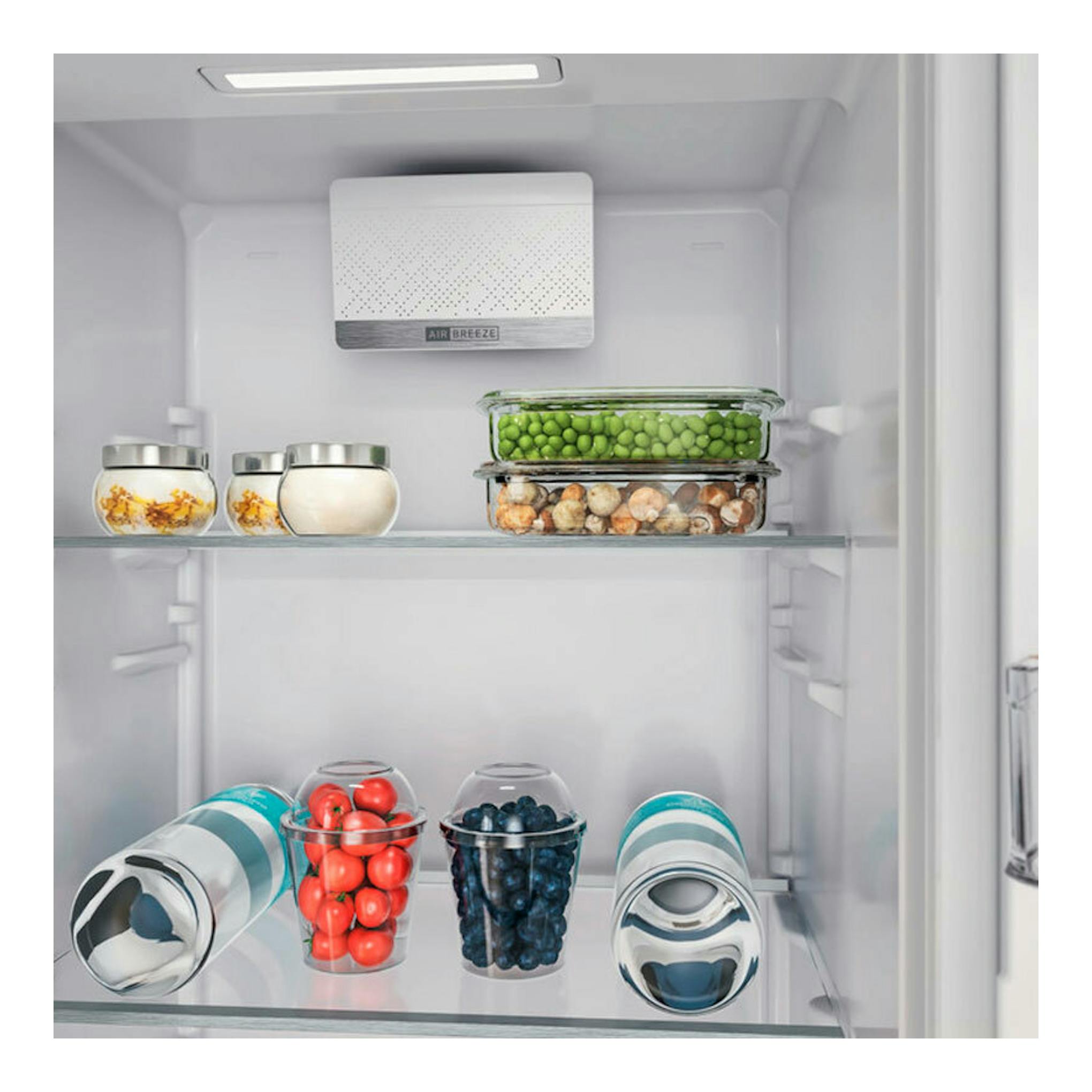 Interior de frigorífico Whirlpool WHSD18A013C1, vista frontal, con estantes de cristal y alimentos en recipientes.
