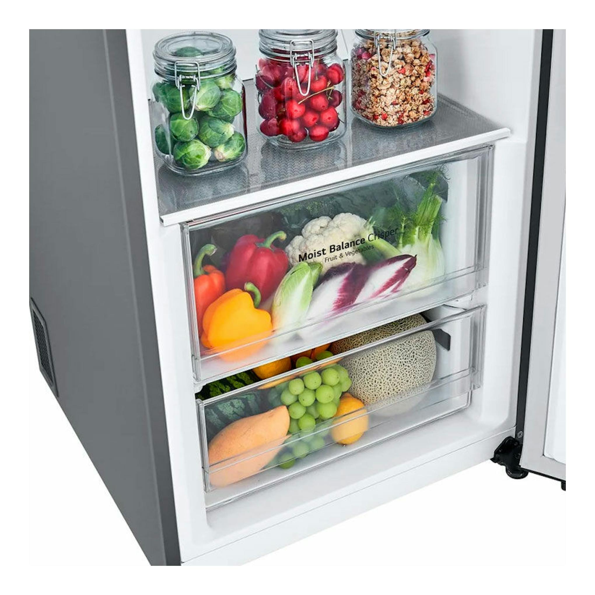 Interior de frigorífico LG GLT51PZGSZ con cajones transparentes llenos de frutas y verduras.