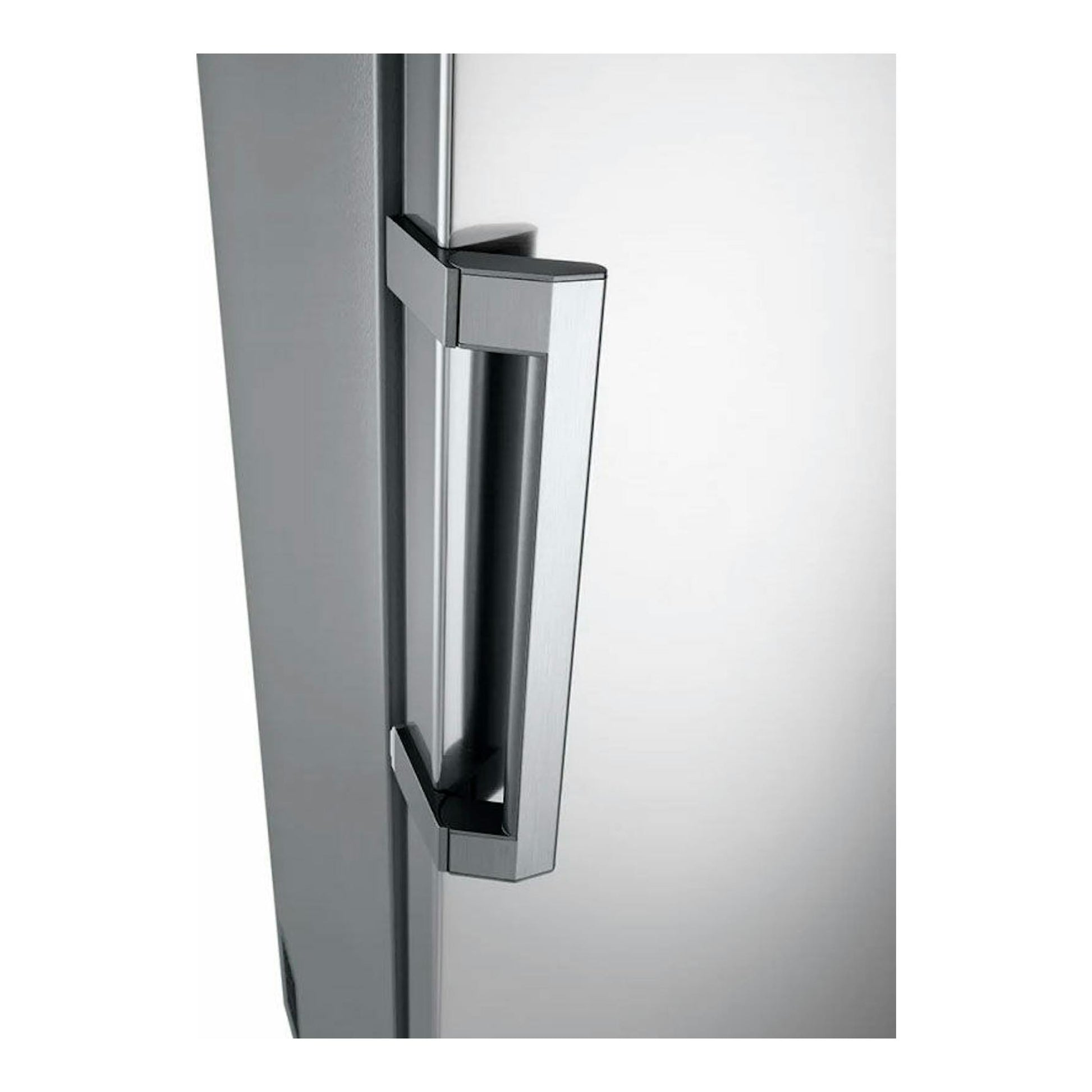 Frigorífico LG GLT51PZGSZ en acero inoxidable, vista en primer plano del tirador vertical de la puerta.