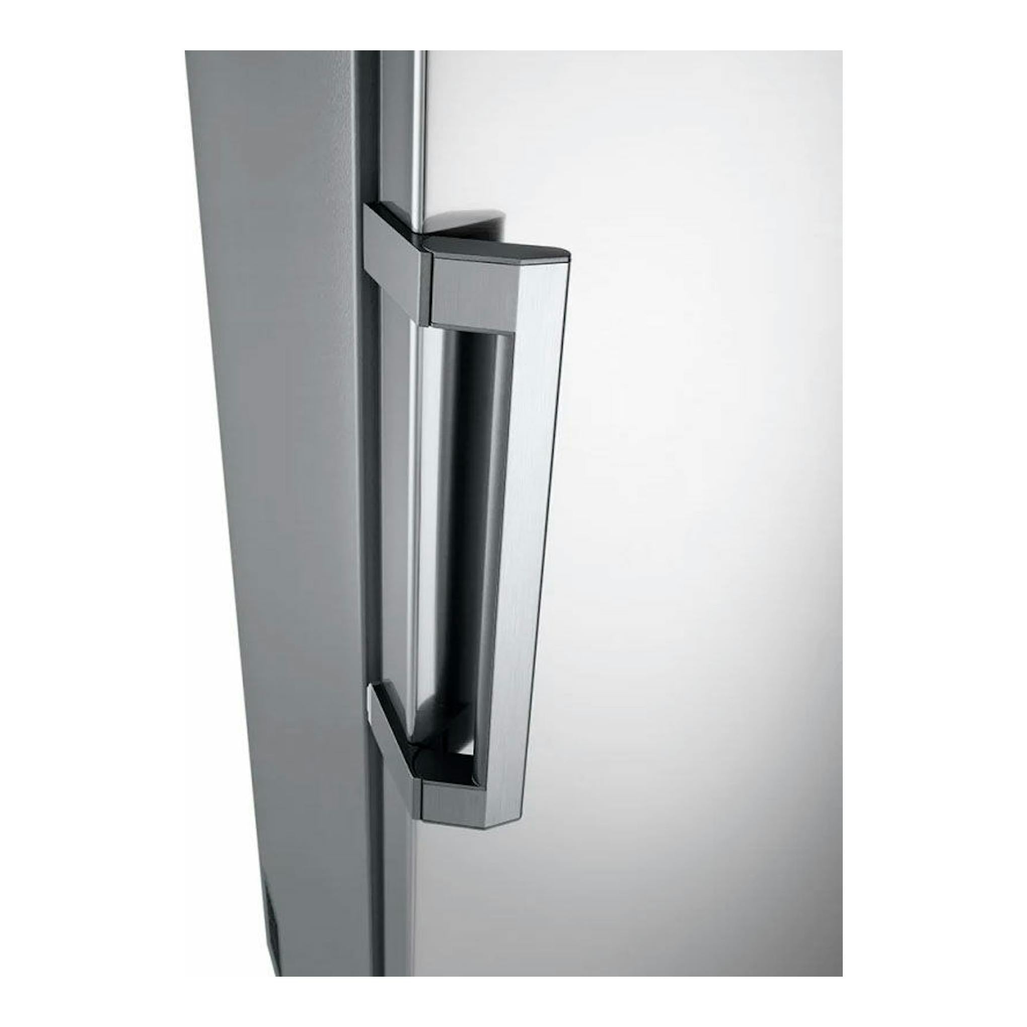 Frigorífico LG GLT51PZGSZ en acero inoxidable, vista en primer plano del tirador vertical de la puerta.