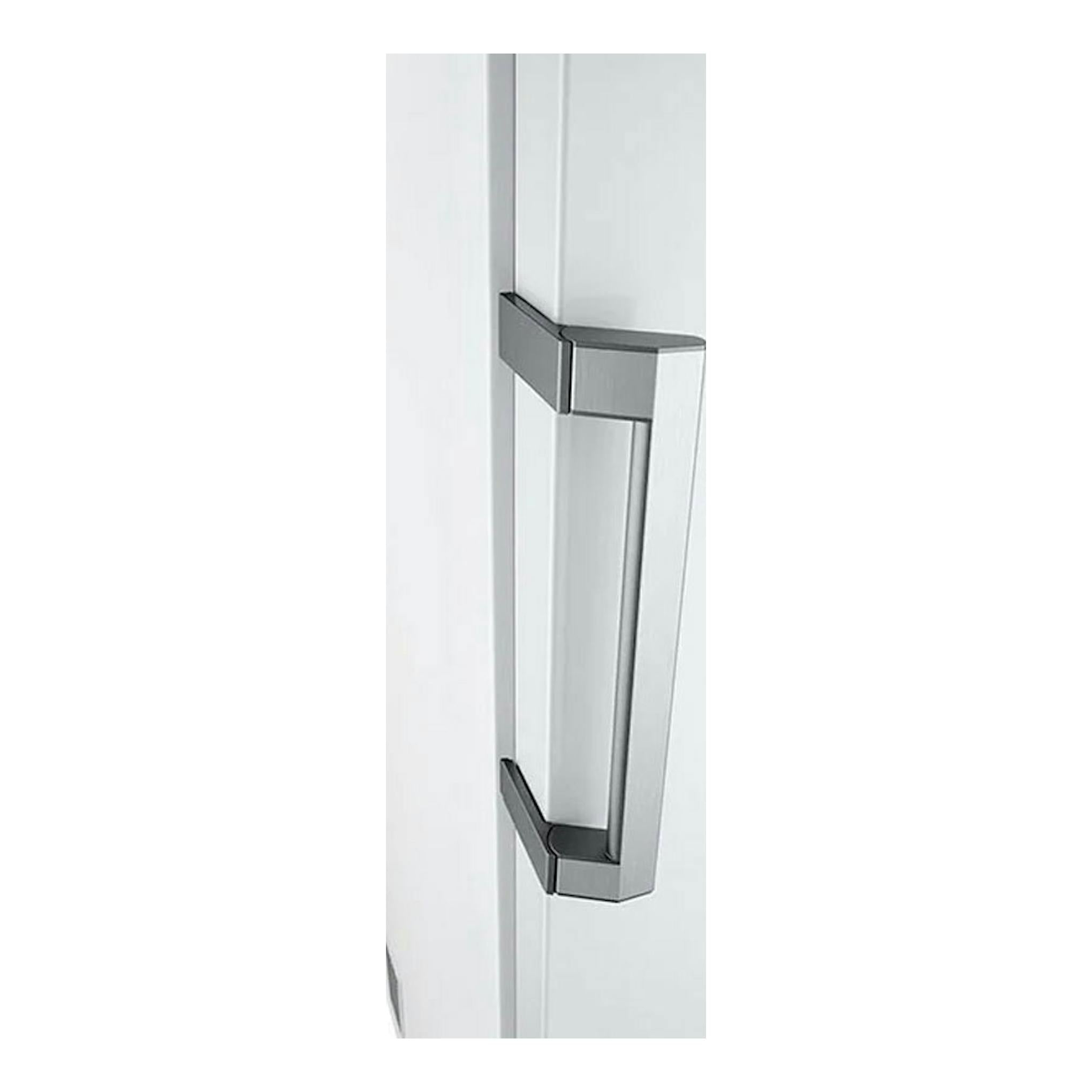 Frigorífico LG GLT51SWGSZ blanco, primer plano del tirador vertical de la puerta.