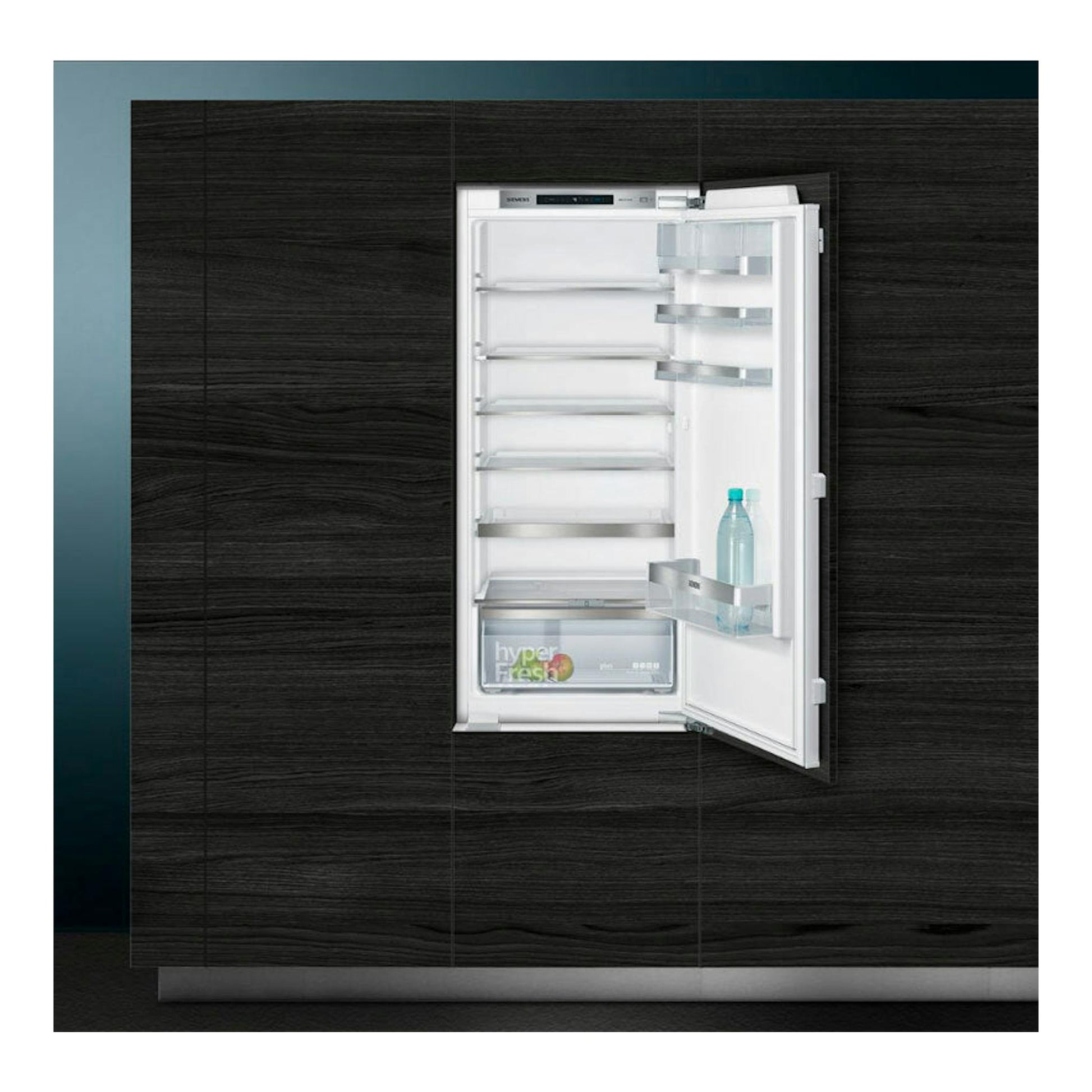 Frigorífico Siemens KI41RADF0 blanco, de una puerta, empotrado y abierto en vista frontal, con baldas.