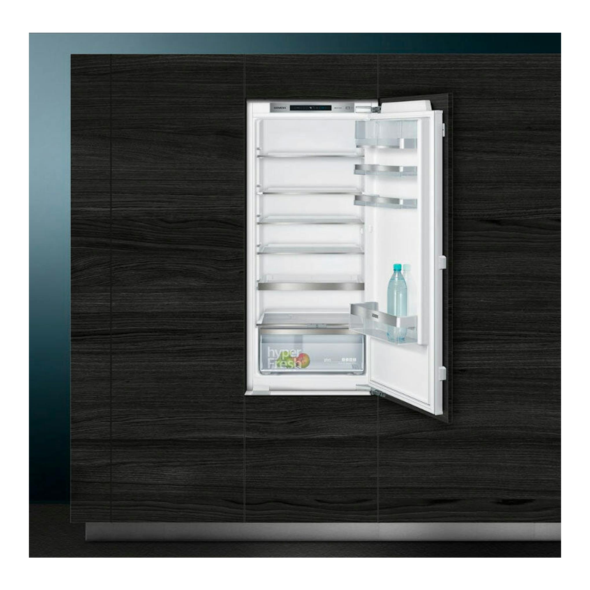Frigorífico Siemens KI41RADF0 blanco, de una puerta, empotrado y abierto en vista frontal, con baldas.
