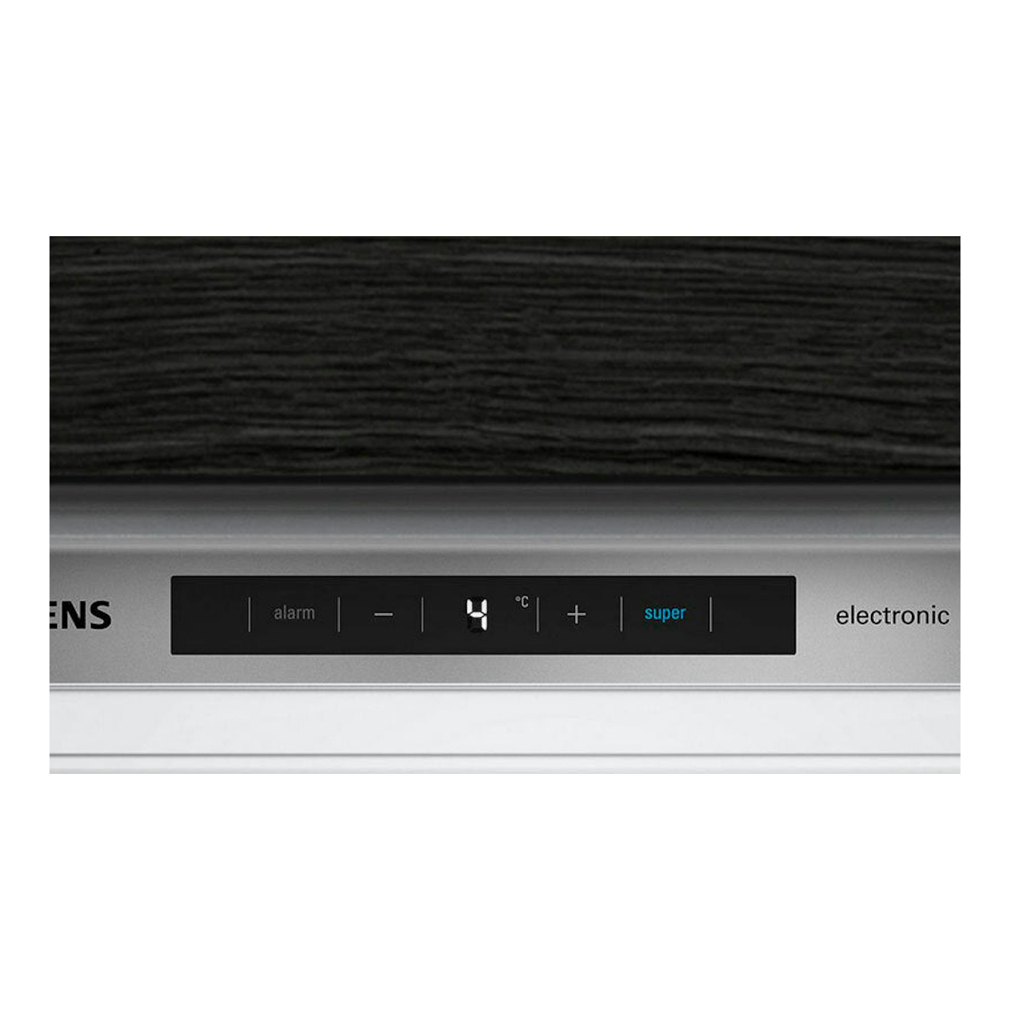 Frigorífico Siemens KI41RADF0 blanco, vista frontal en primer plano del panel de control superior.