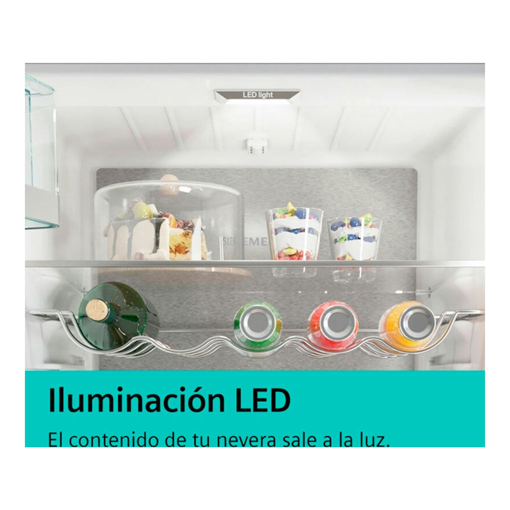 Interior de frigorífico Siemens KI41RADF0 blanco, vista frontal, con iluminación LED, botellas y postres en los estantes.