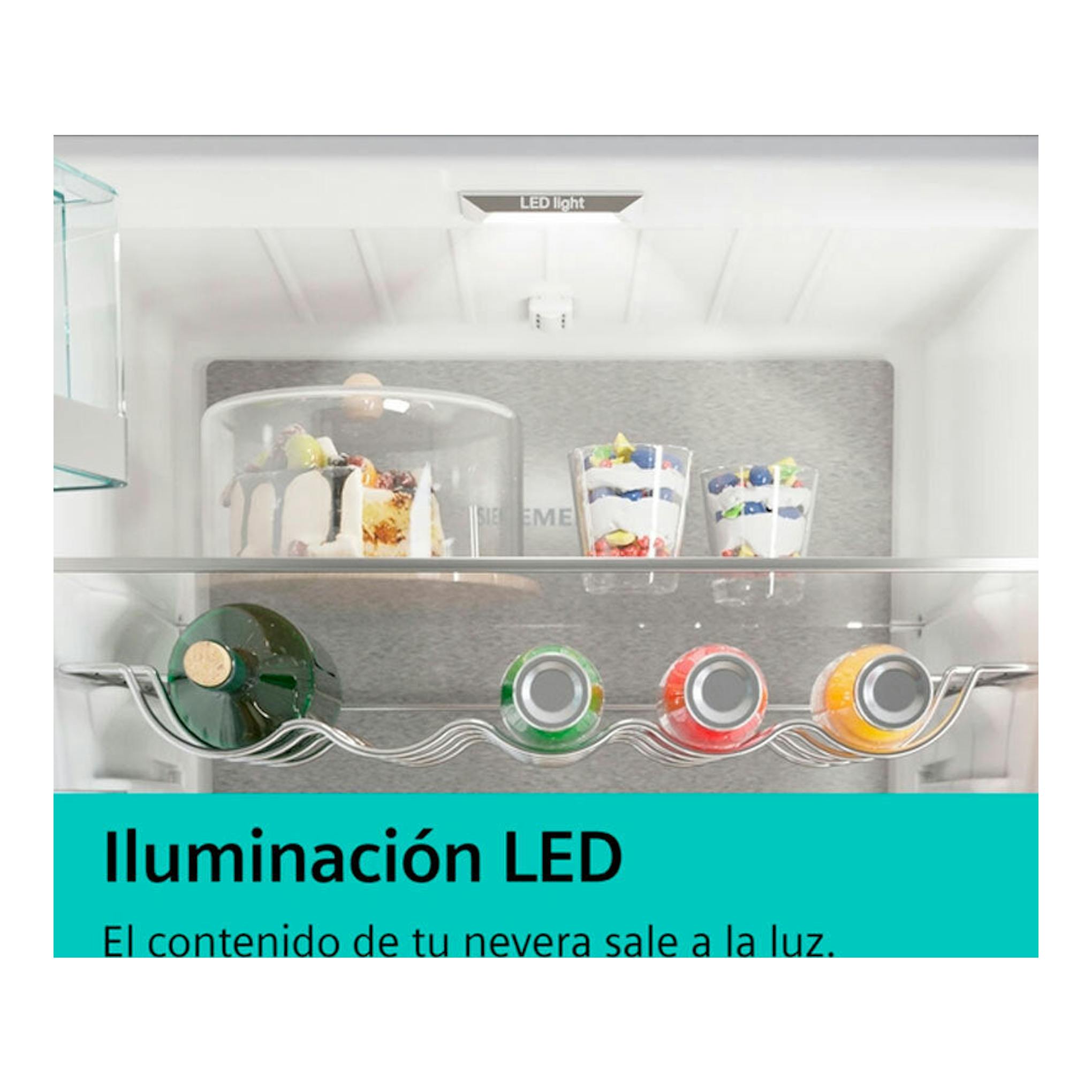 Interior de frigorífico Siemens KI41RADF0 blanco, vista frontal, con iluminación LED, botellas y postres en los estantes.
