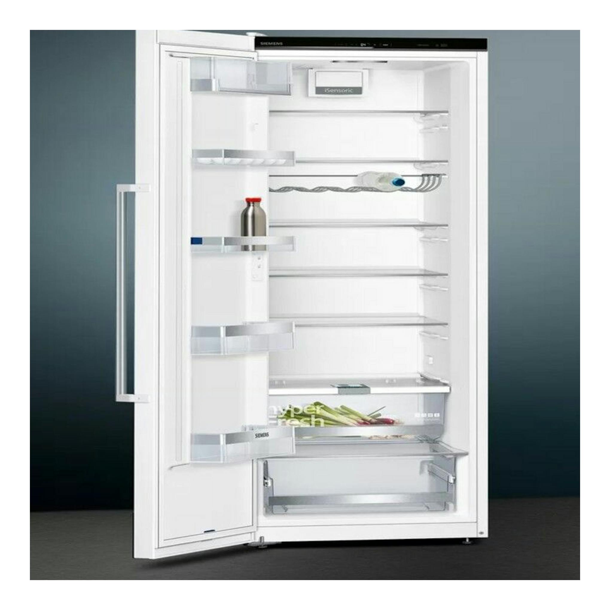 Frigorífico Siemens KS36VAWEP blanco, puerta abierta en vista frontal, con estantes y cajón inferior.