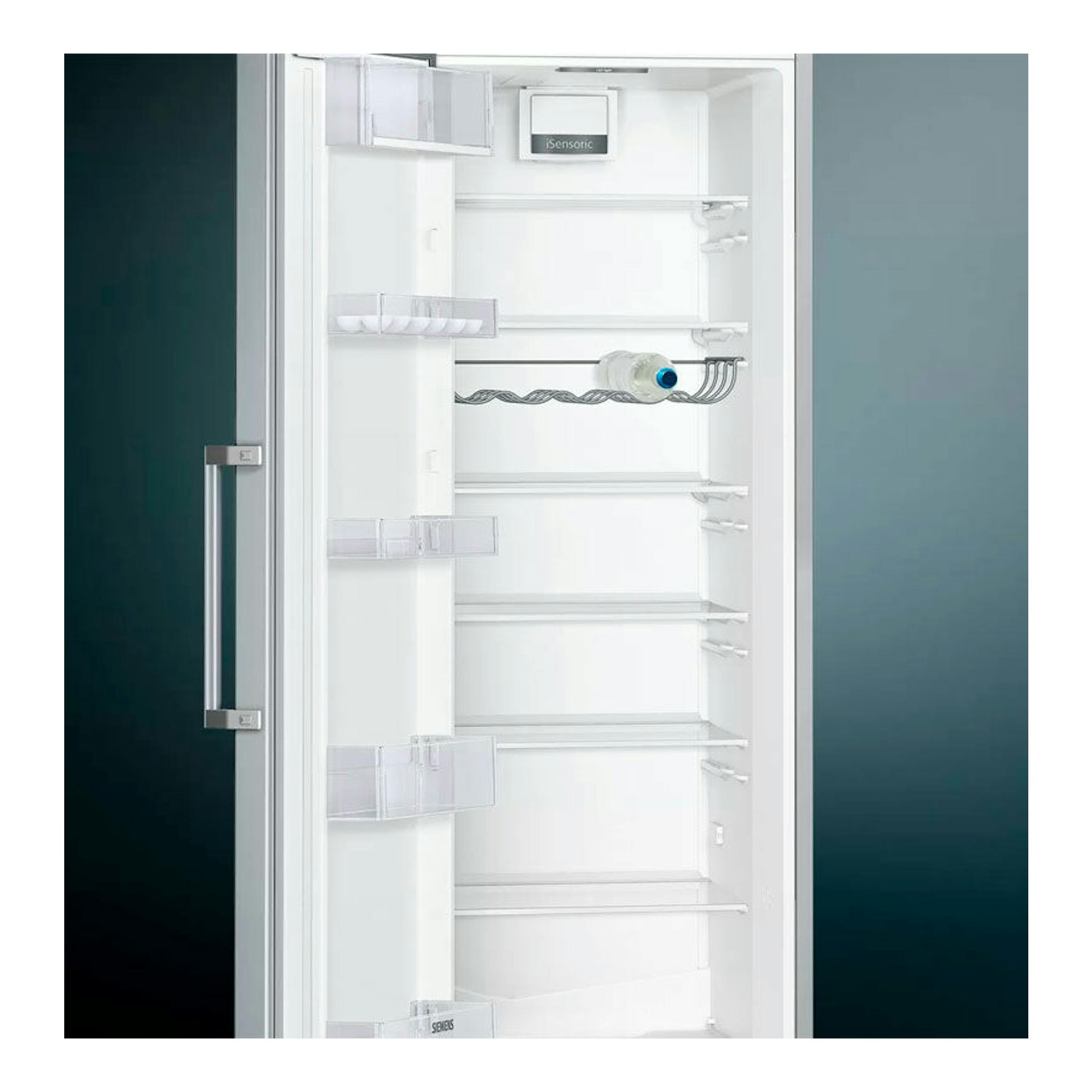 Frigorífico Siemens KS36VVIEP Inox, puerta abierta en vista frontal, interior blanco con baldas y botellero.