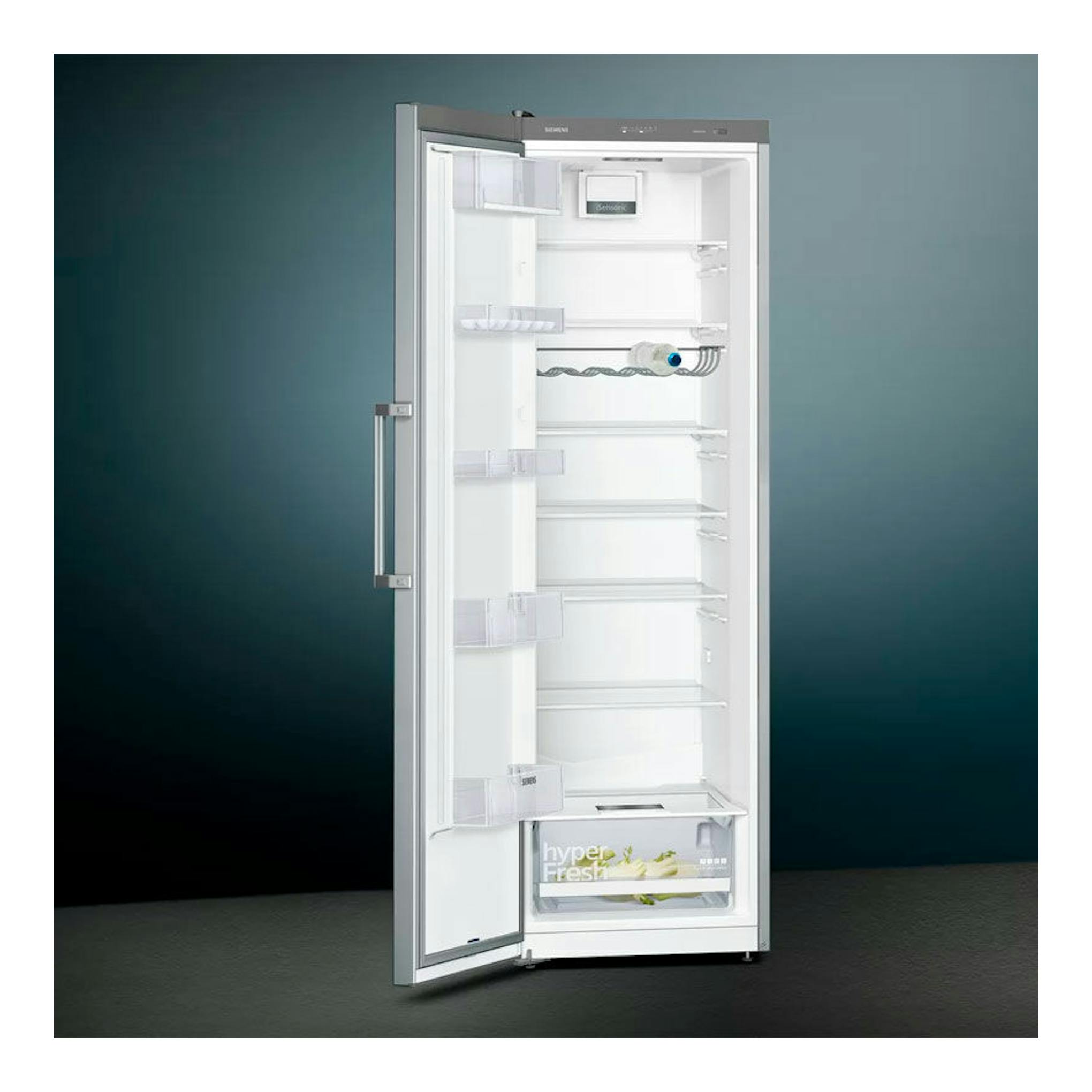 Frigorífico Siemens KS36VVIEP inox, vista frontal con la puerta abierta y estantes interiores visibles.