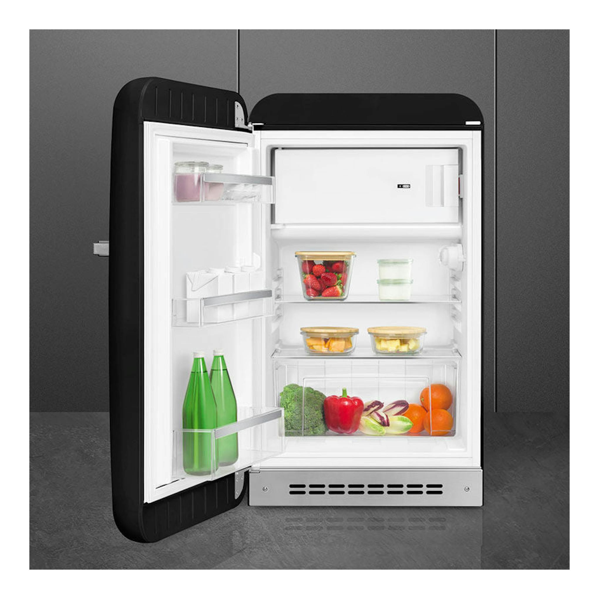 Frigorífico Smeg FAB10LBL5 negro, vista frontal con la puerta abierta y estantes interiores visibles.