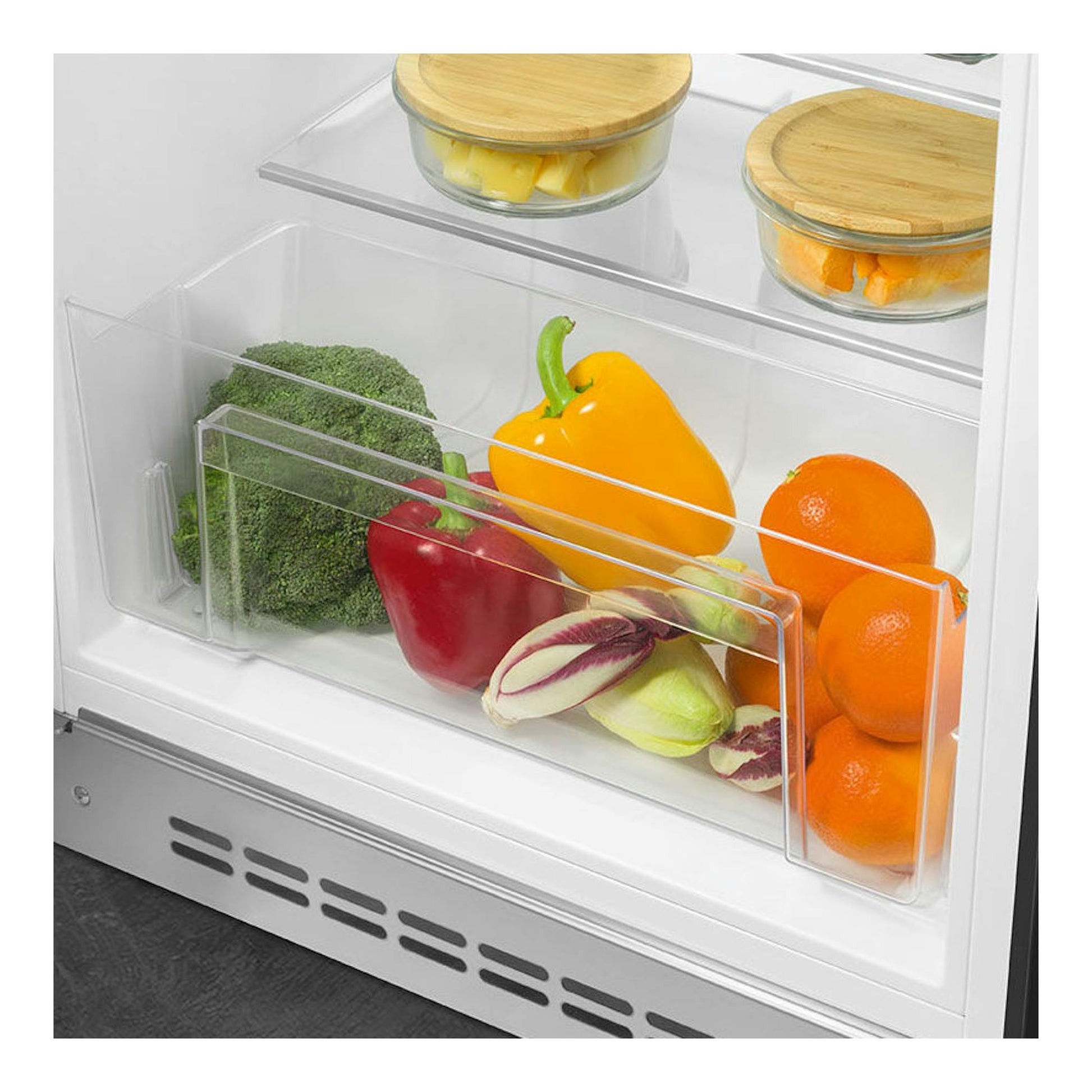 Vista interior en primer plano de un frigorífico Smeg FAB10LBL5 negro, con cajón transparente y verduras y frutas.