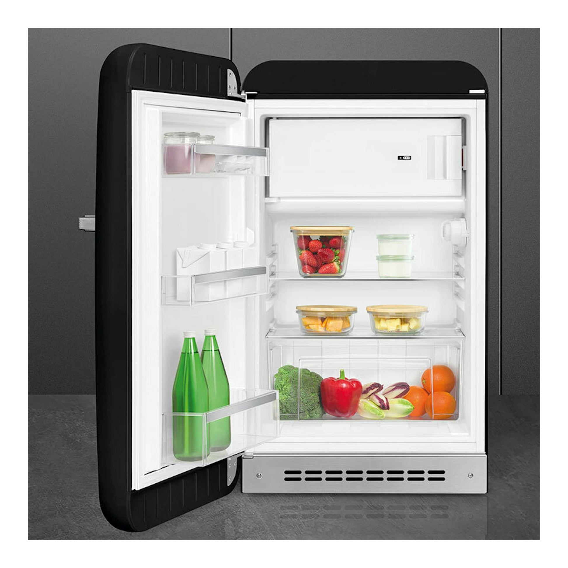Frigorífico Smeg FAB10LBL6 negro, abierto en vista frontal, con estantes y cajón visibles.
