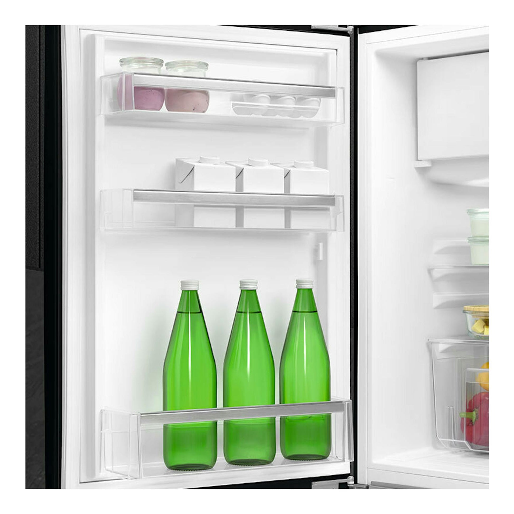 Interior de frigorífico Smeg FAB10LBL6 negro, con puerta abierta, baldas transparentes y botellas verdes.