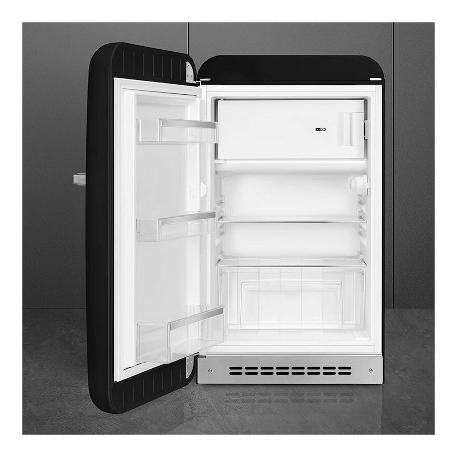 Frigorífico Smeg FAB10LBL6 negro, abierto de frente, con interior blanco visible.