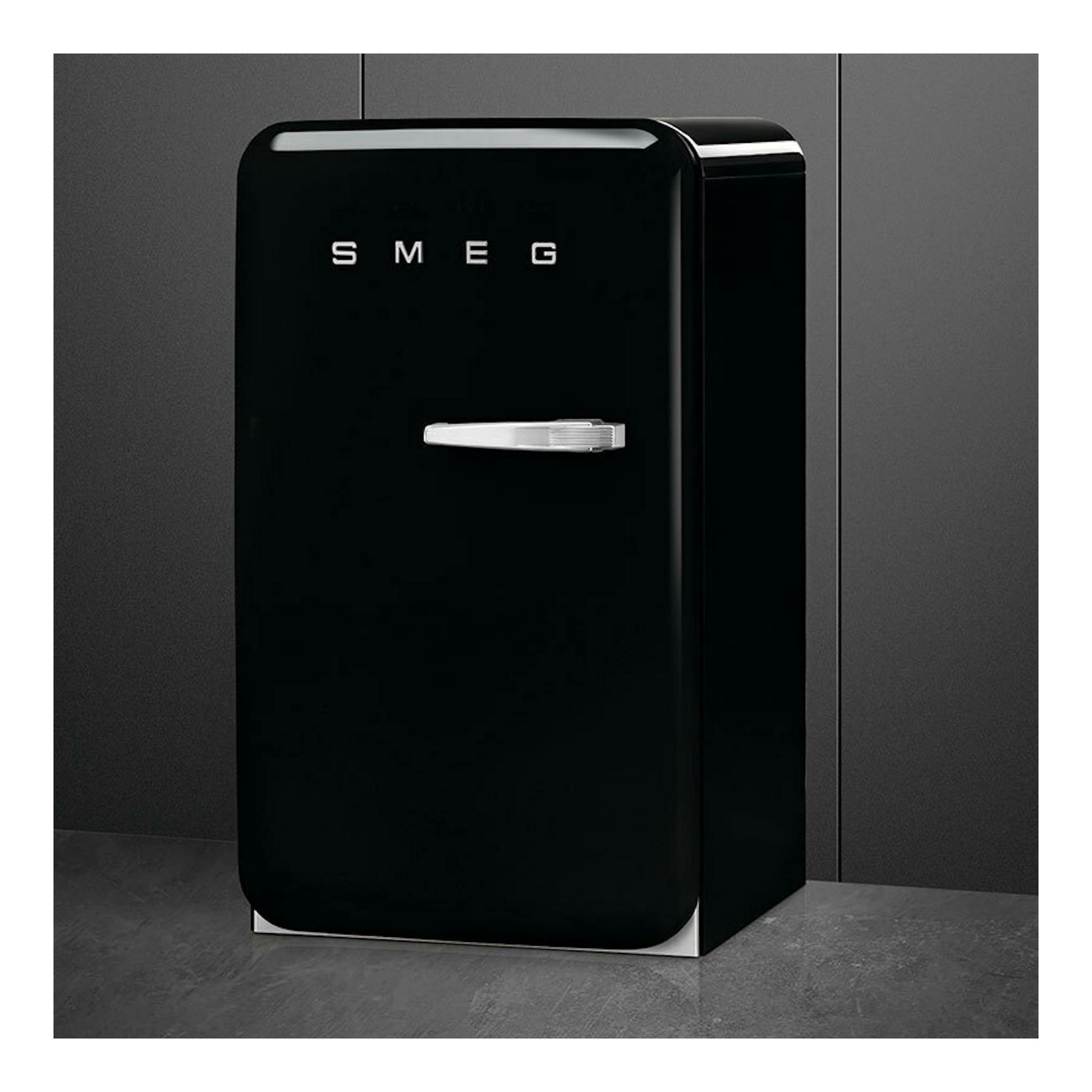 Frigorífico Smeg FAB10LBL6 negro, vista frontal ligeramente en ángulo, con una puerta.