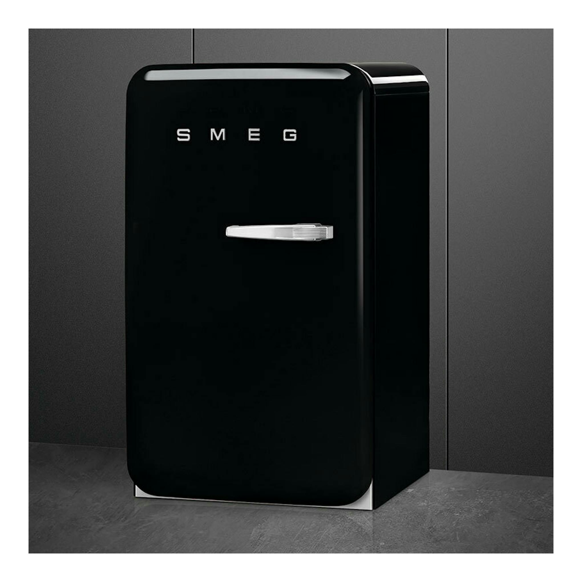 Frigorífico Smeg FAB10LBL6 negro, vista frontal ligeramente en ángulo, con una puerta.