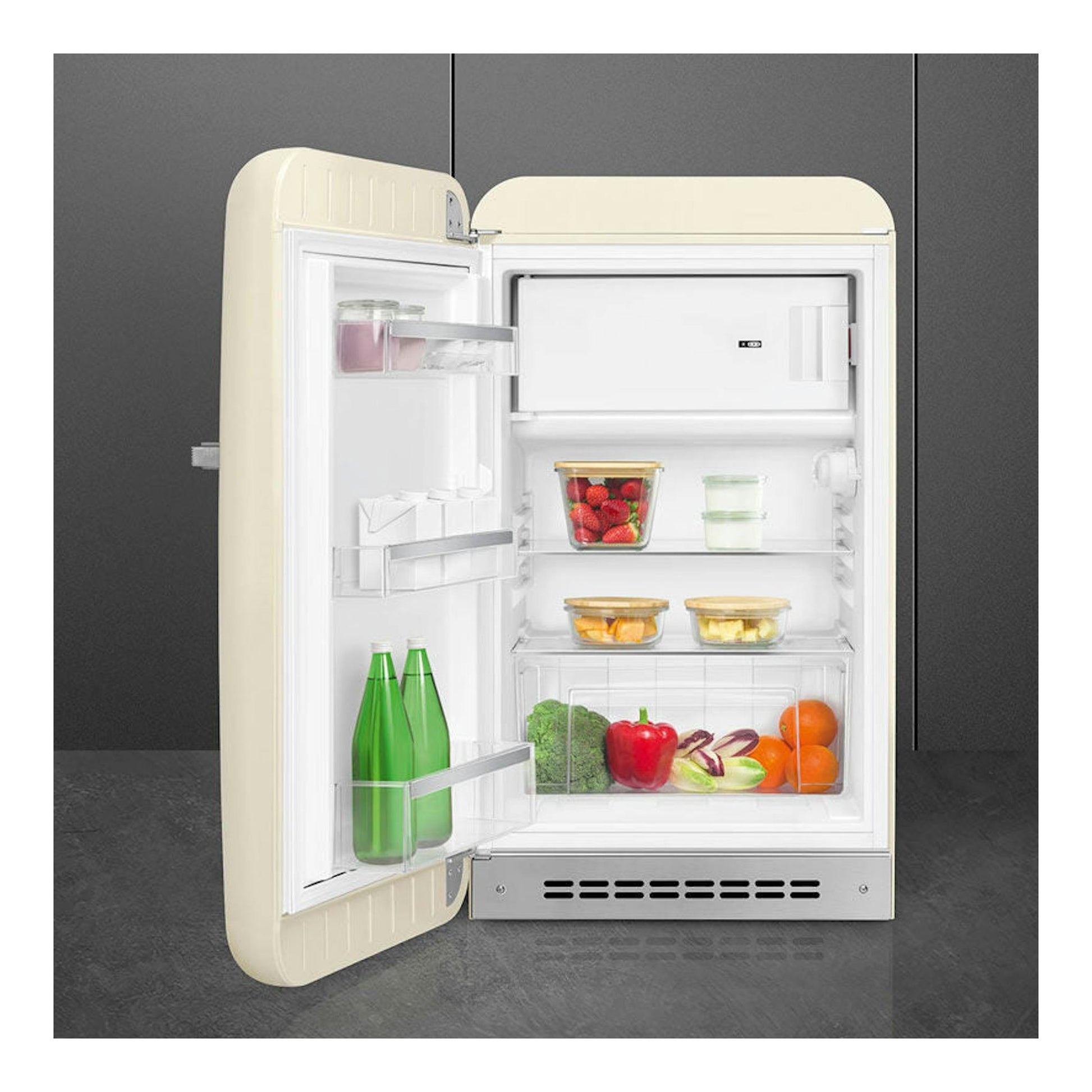 Frigorífico Smeg FAB10LCR5 crema, vista frontal con la puerta abierta y estantes interiores visibles.