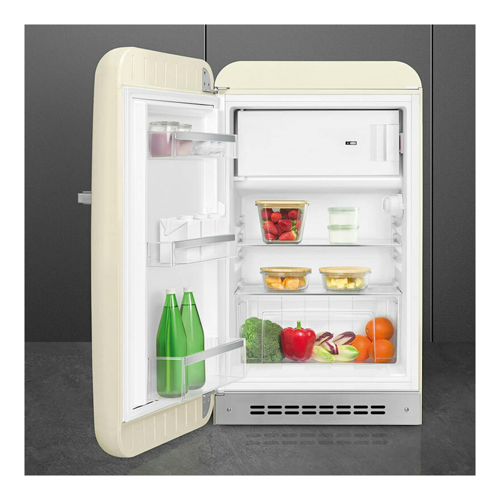 Frigorífico Smeg FAB10LCR6 crema, vista frontal con la puerta abierta y estantes interiores visibles.