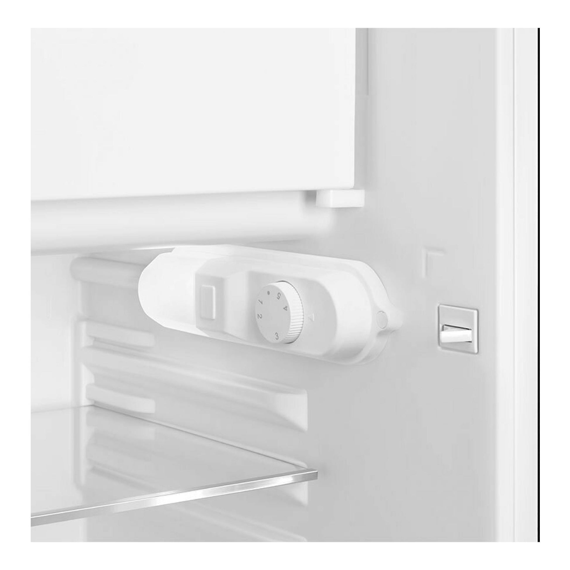 Interior de frigorífico Smeg FAB10LCR6 crema, con termostato y balda de cristal, vista frontal.
