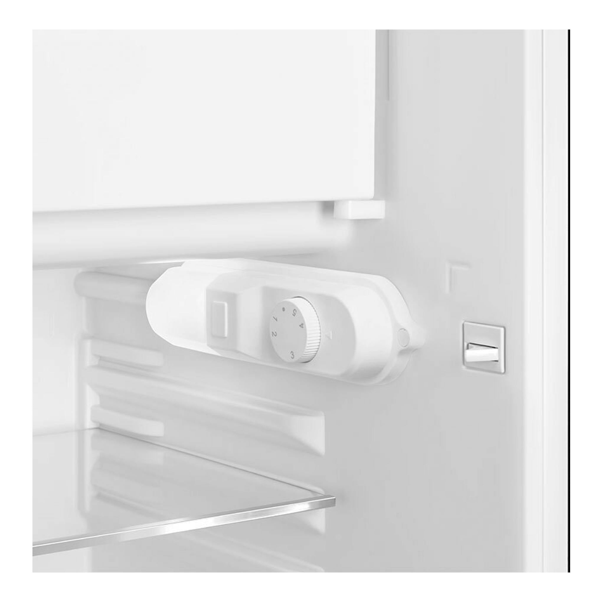 Interior de frigorífico Smeg FAB10LCR6 crema, con termostato y balda de cristal, vista frontal.