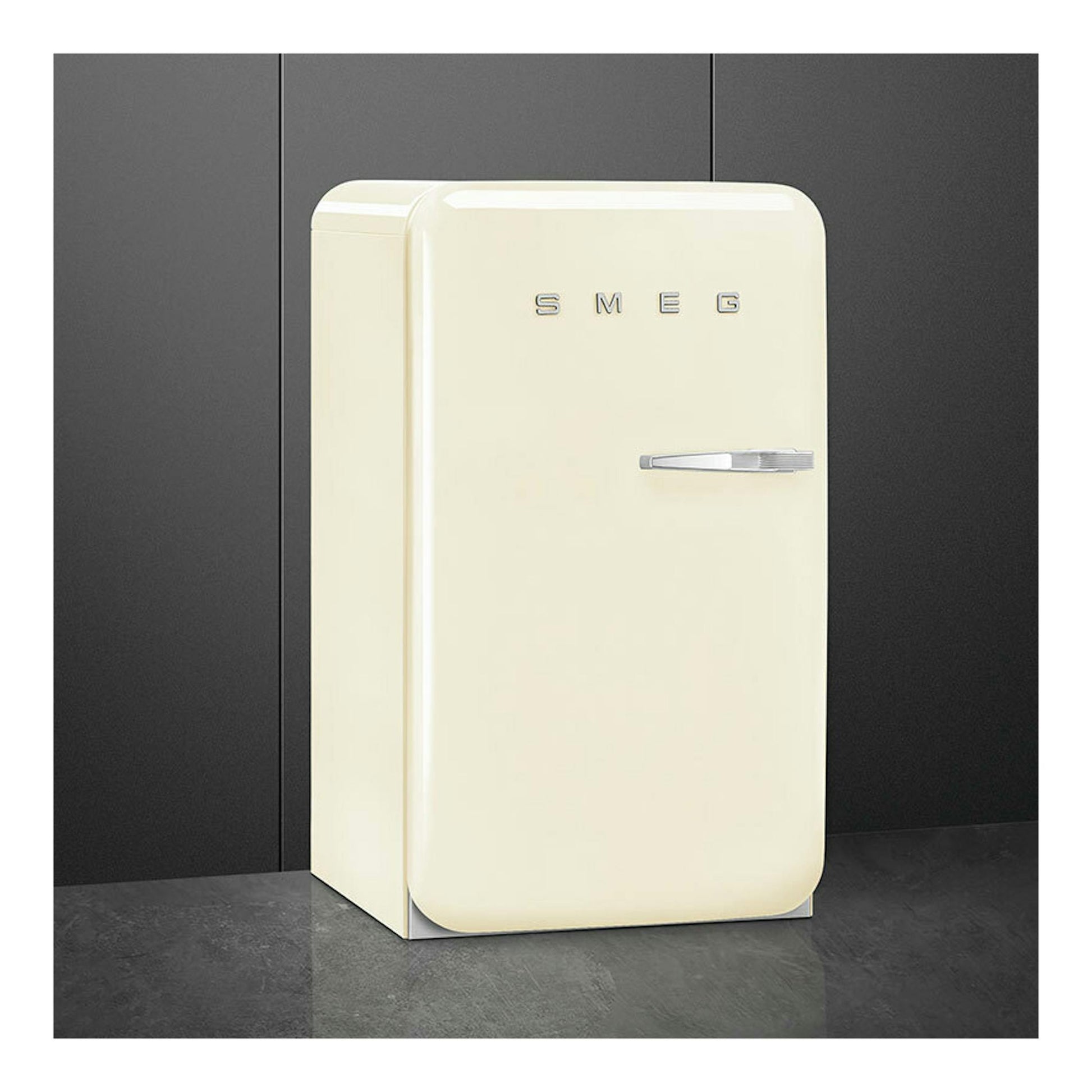 Frigorífico Smeg FAB10LCR6 crema, vista frontal ligeramente angulada, con una puerta y tirador metálico.